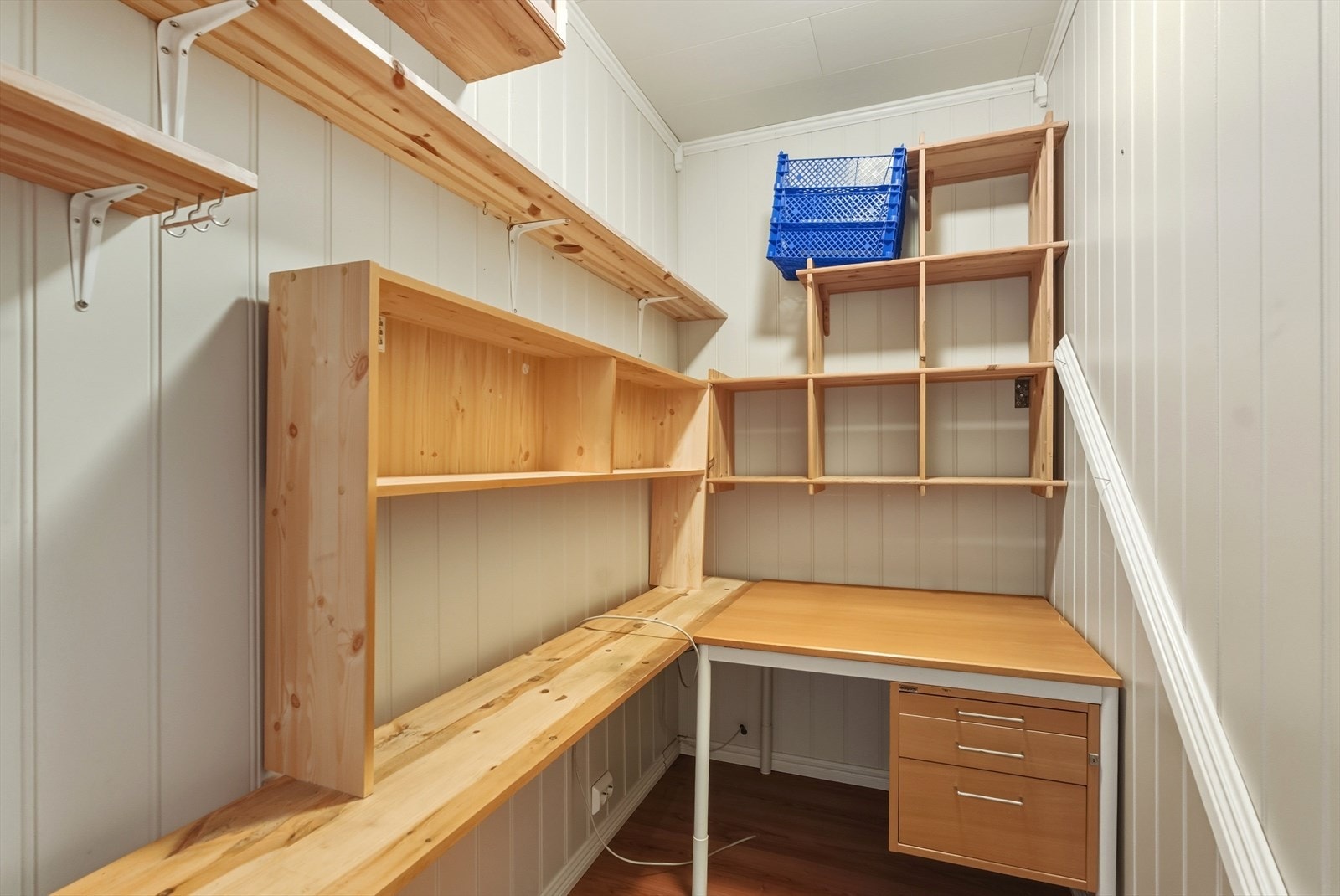 Innvendig bod med hyller og oppbevaringsplass Galleribilde