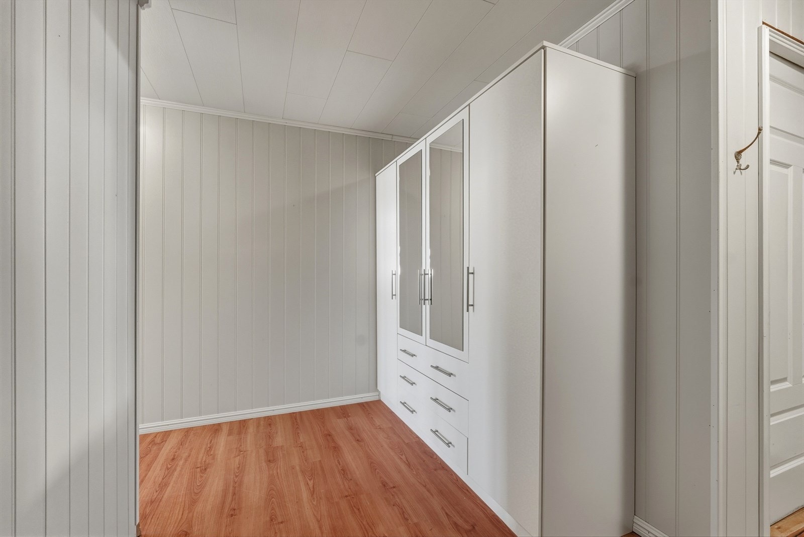 Gangen er romslig og har gode oppbevaringsløsninger Galleribilde