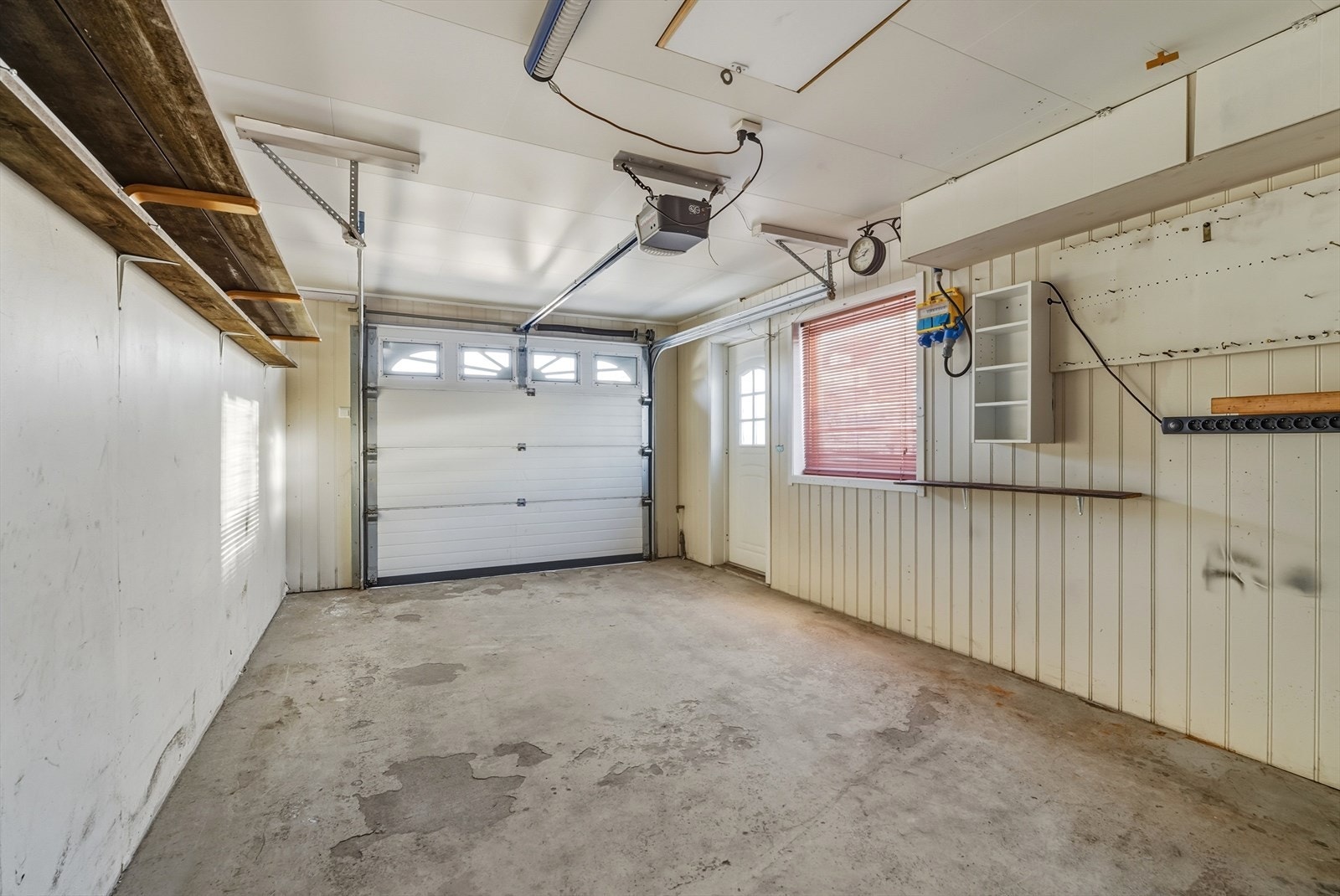 Garasje som åpnes i front med el- ledd port Galleribilde