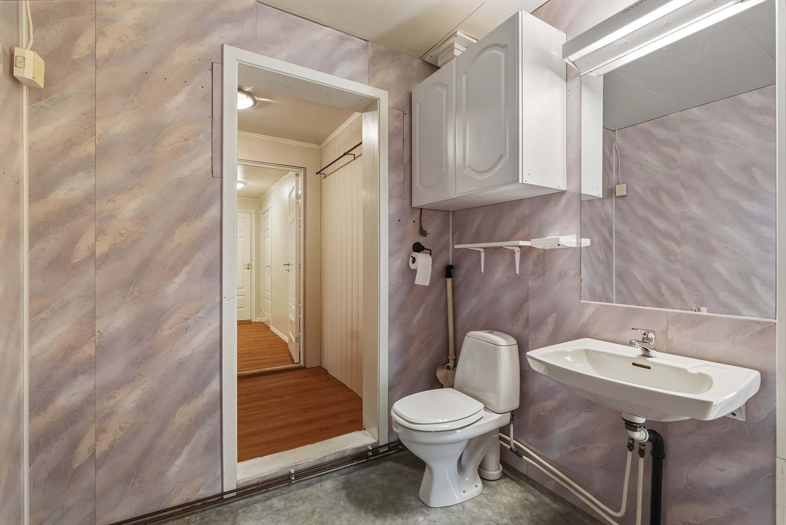 Separat WC med toalett og servant Galleribilde