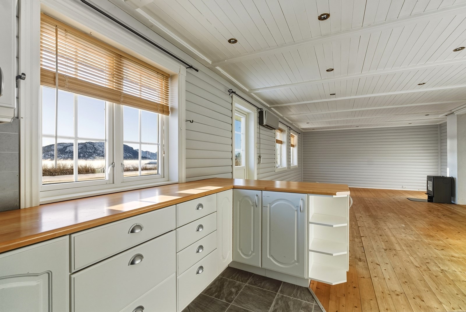 Romslig oppholdsrom med åpen løsning mot kjøkken Galleribilde