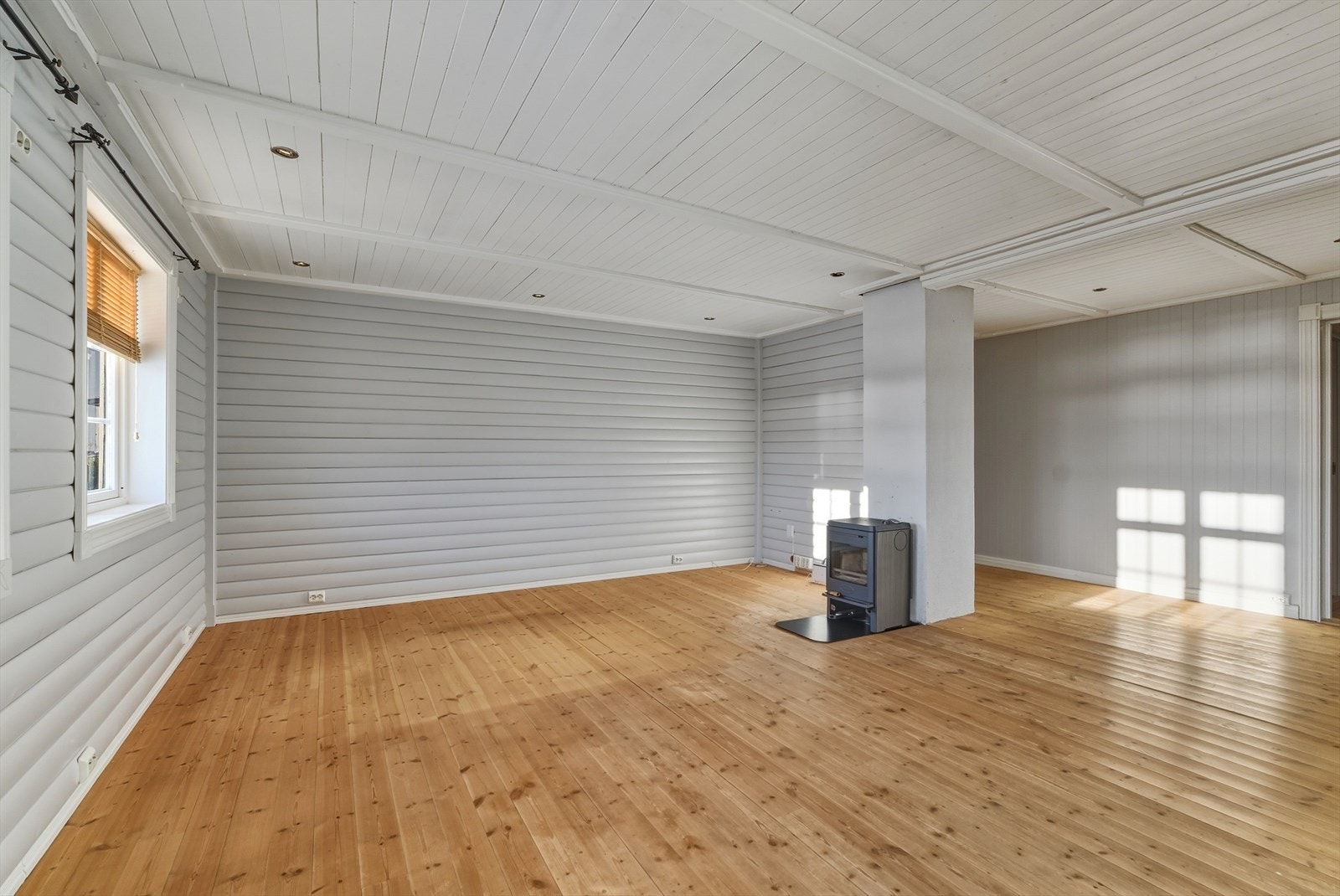 Det er god plass til sittegruppe og spisebord Galleribilde