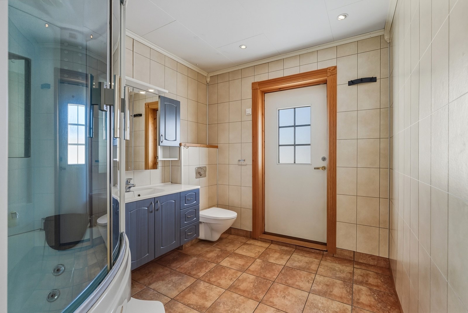 Bad med fliser på gulv og elektriske varmekabler Galleribilde