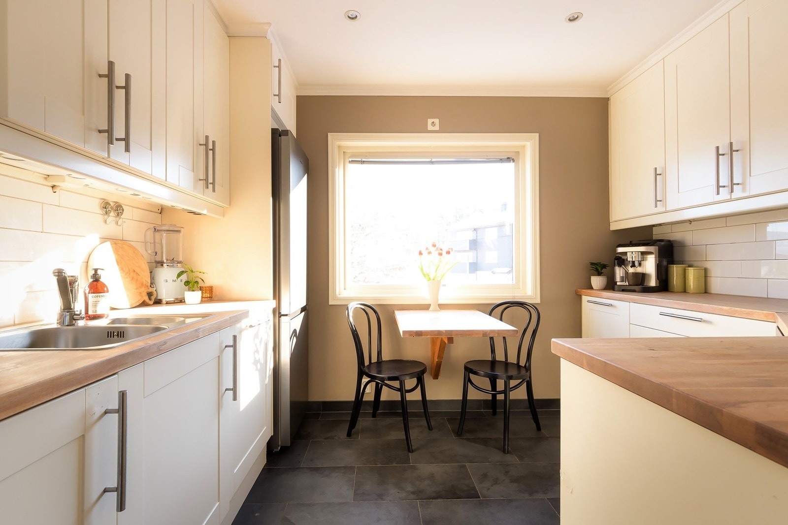 Svært innbydende kjøkken, rikelig med skap- og benkeplass Galleribilde