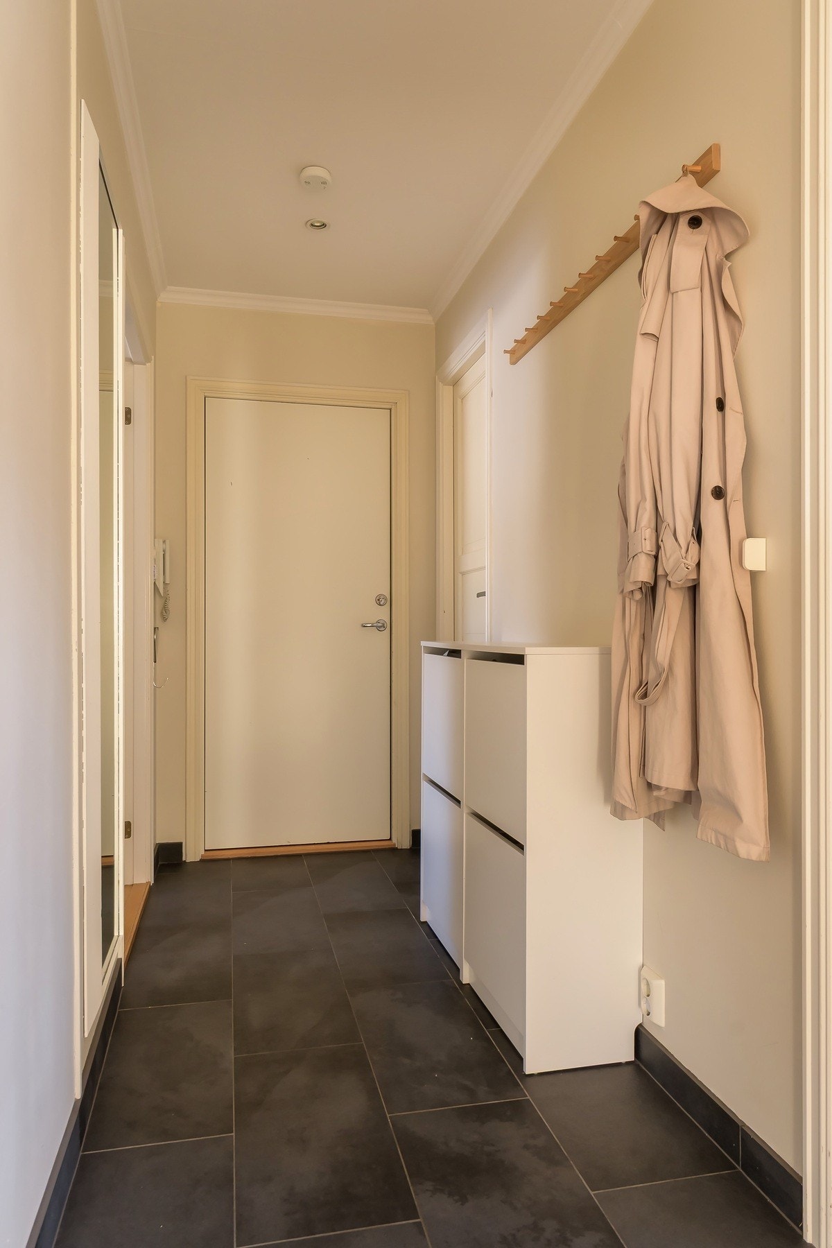 Her er det god plass til å sette fra seg sko og henge av seg yttertøy Galleribilde