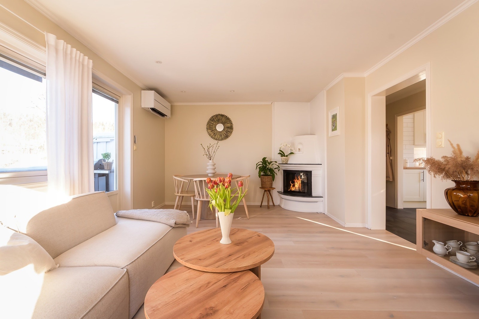 Stuen er lys og luftig med god plass til ønsket innredning Galleribilde