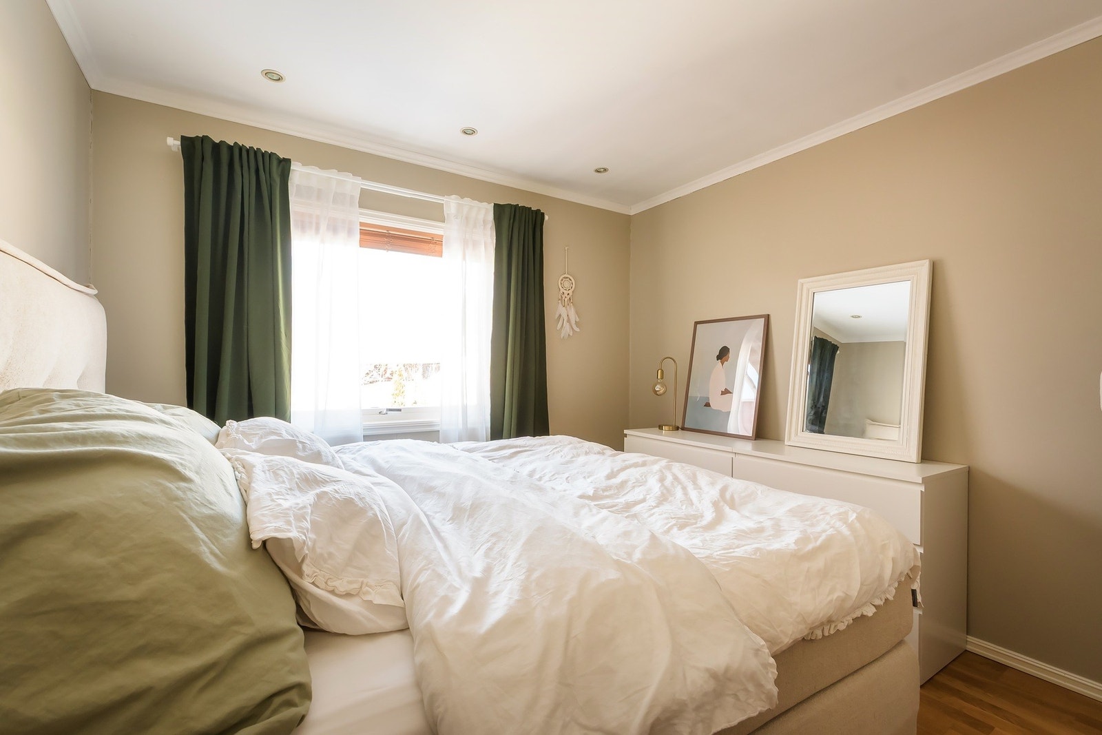 Store vindusflater gir godt lysinnslipp. Galleribilde