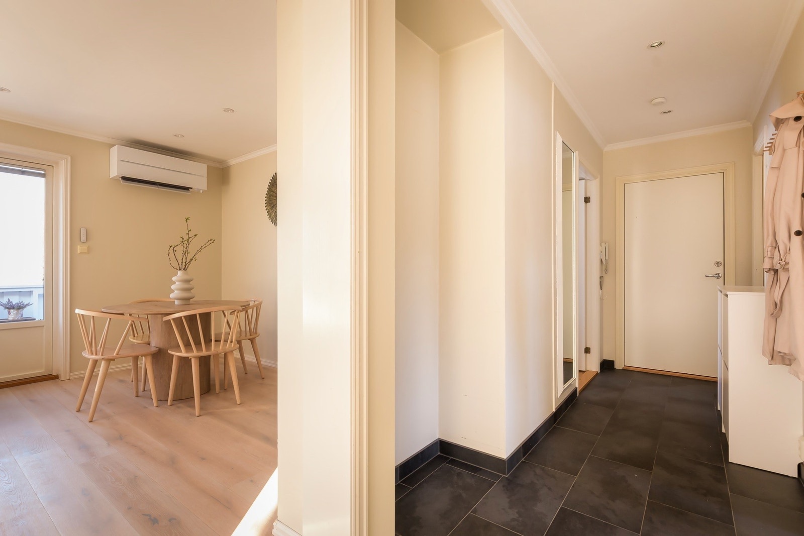 Praktisk planløsning med god flyt mellom rommene i boligen. Galleribilde