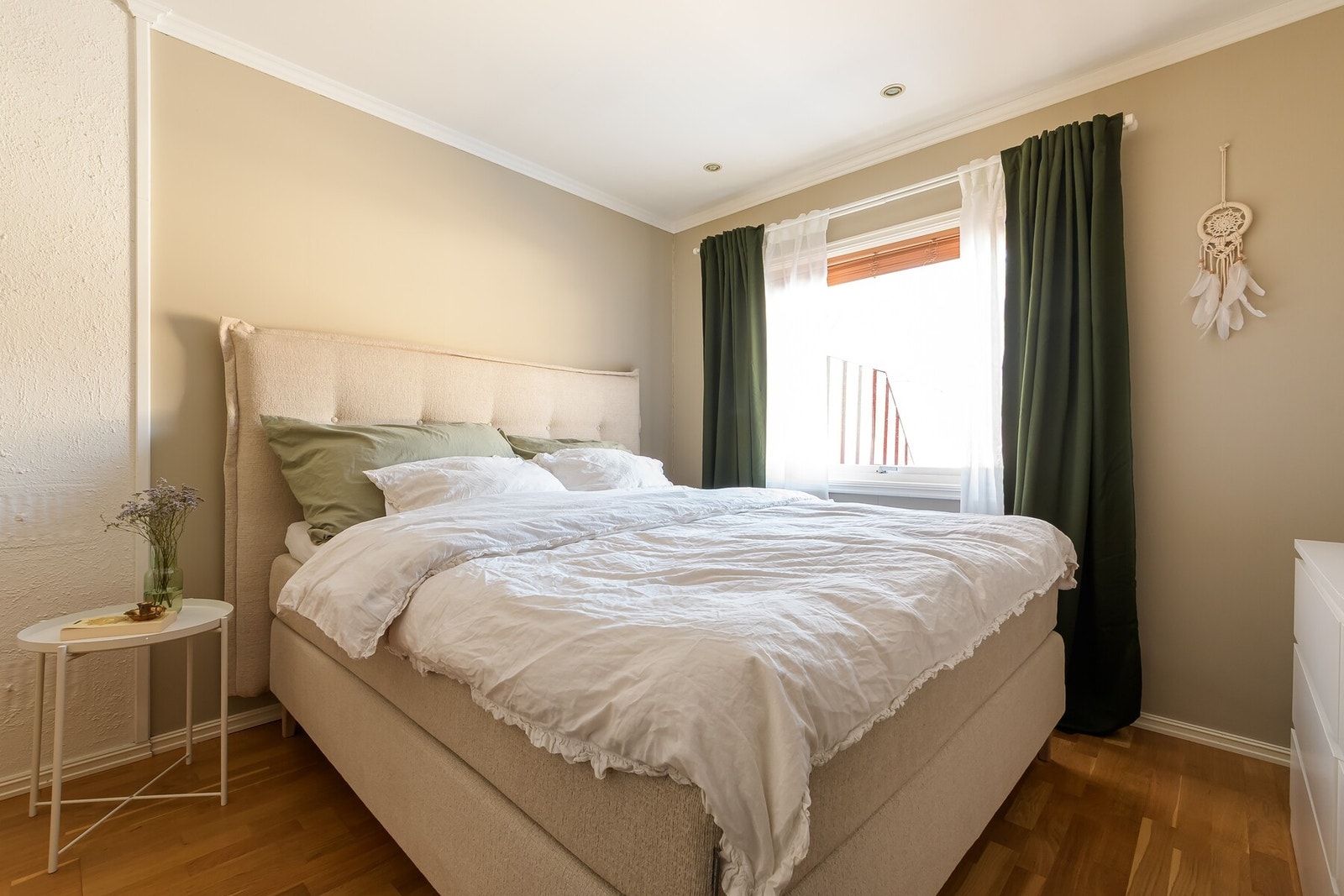 Soverom I er av god størrelse med plass til dobbeltseng Galleribilde