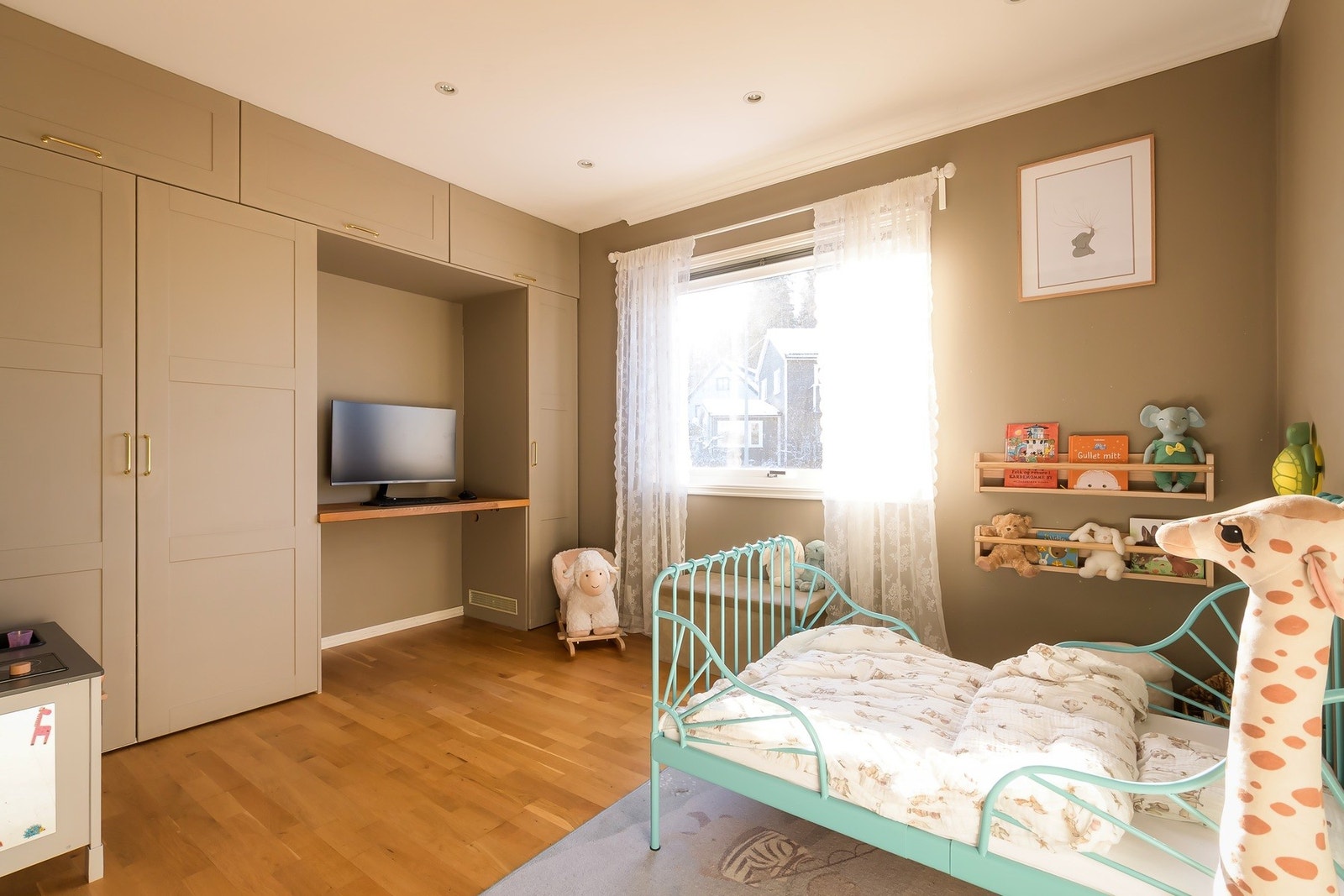 Praktisk plassbygde garderobeløsninger Galleribilde