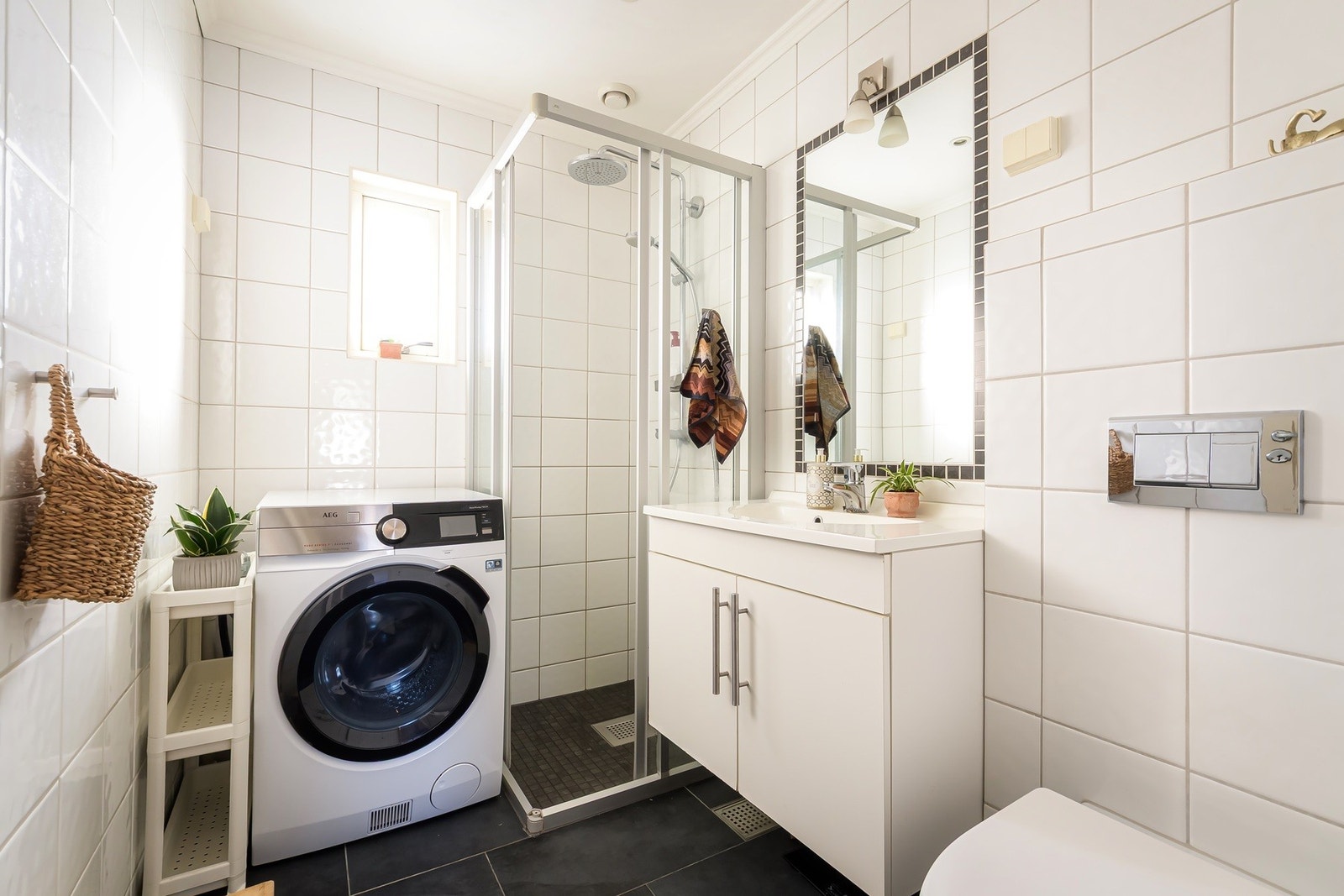 Pent flislagt bad med varmekabler i gulv. Galleribilde