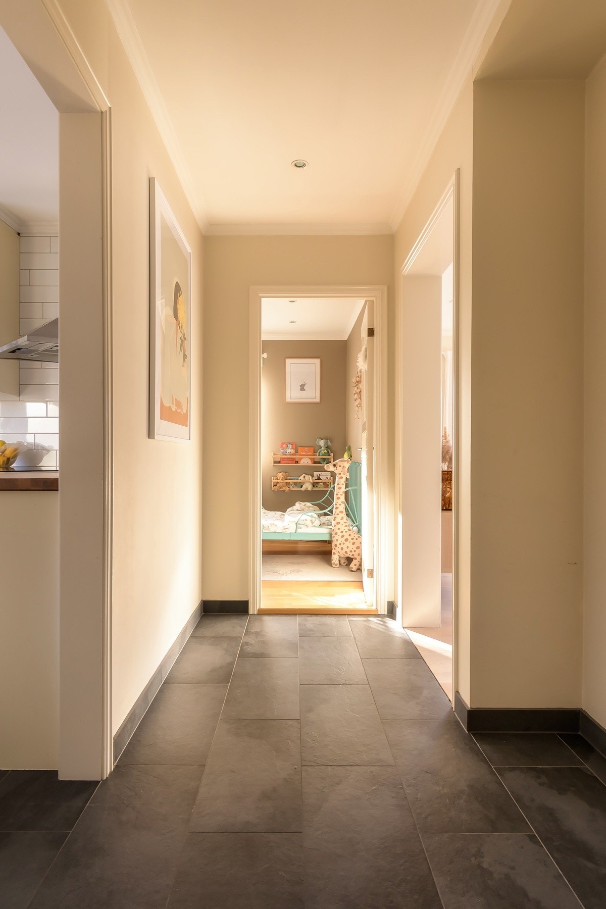 Innbydende, flislagt entré Galleribilde