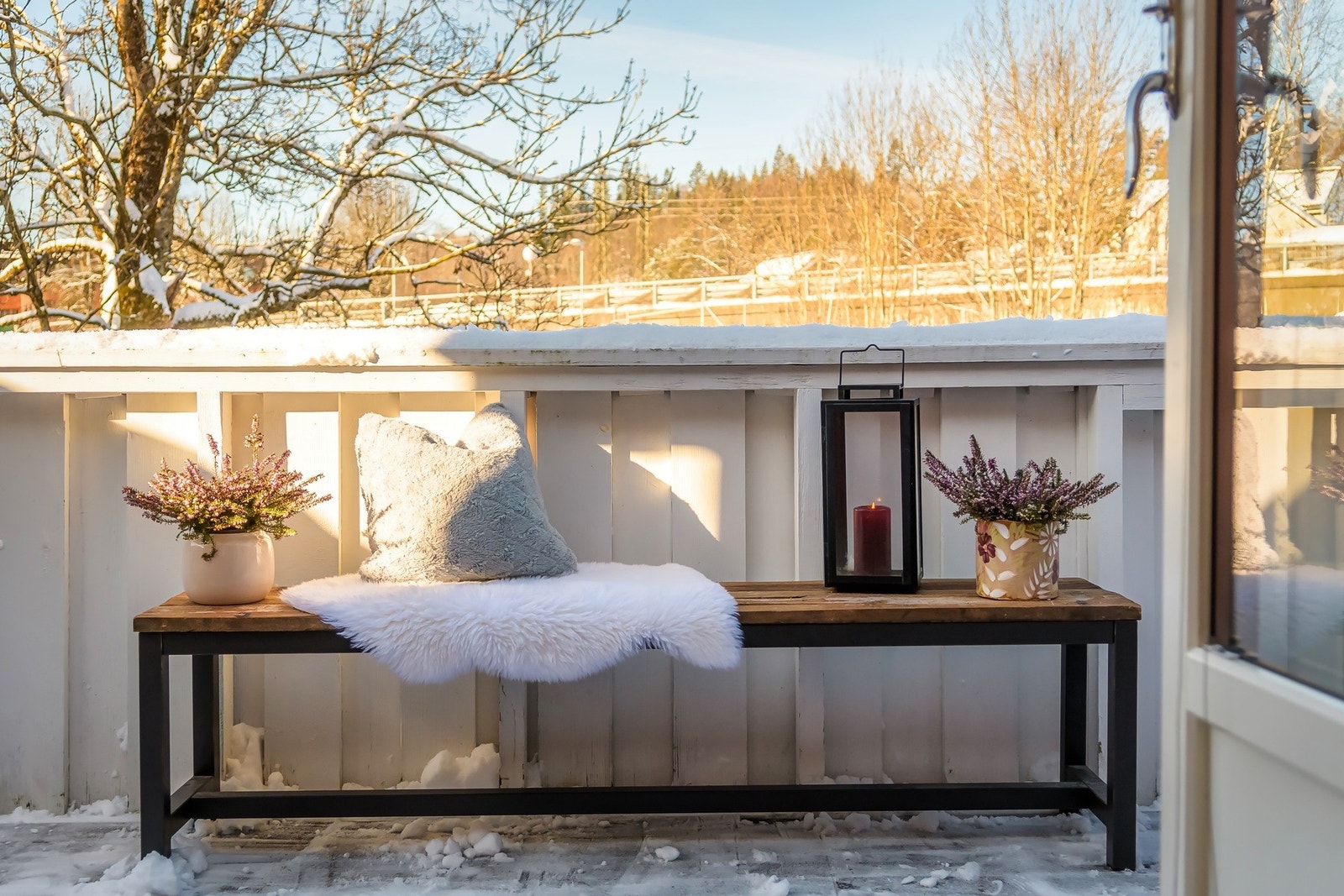 Solrik og skjermet uteplass. Galleribilde