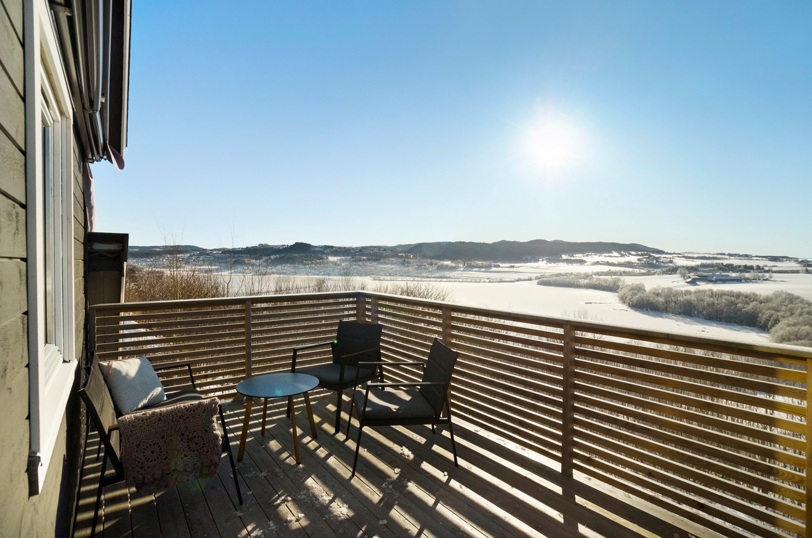 Veranda med sol fra tidlig morgen til sent på kveld. Galleribilde