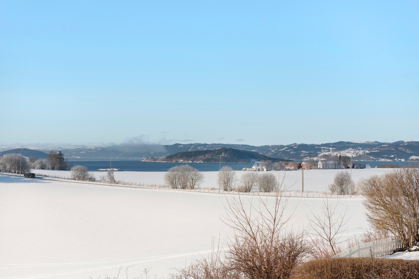 Utsikt fra stue og veranda. Galleribilde