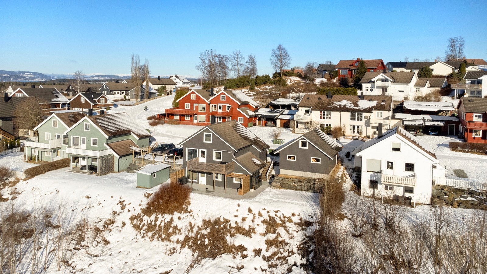Fra boligen er det kort vei til nærmeste lekeplass. I tillegg har man flere barnehager og barneskole i området. Galleribilde