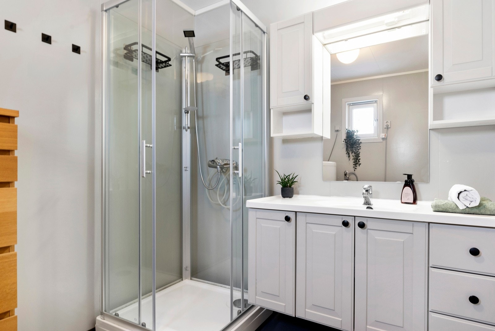 Man har mulighet til å utvide bad, da sportsbod ligger vegg-i-vegg. Galleribilde