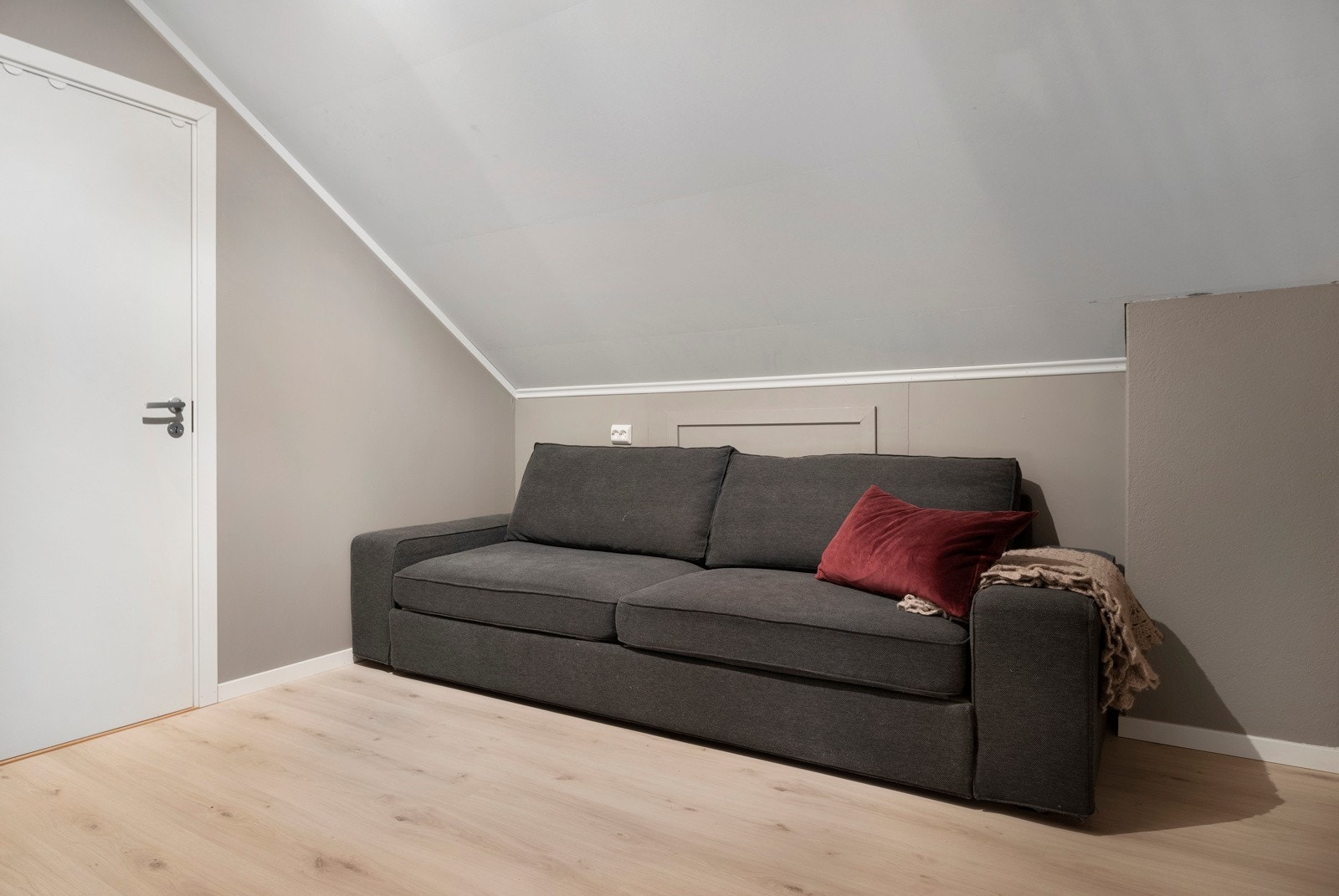 Gang i 2 etasje som er brukt som en liten tv-stue. Galleribilde