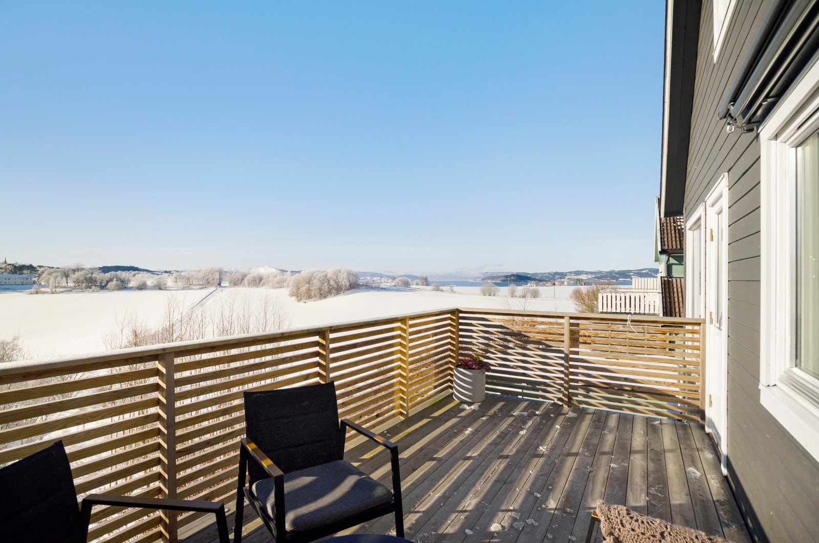 Fra veranda og stue har man fantastisk utsikt og svært gode solforhold. Galleribilde