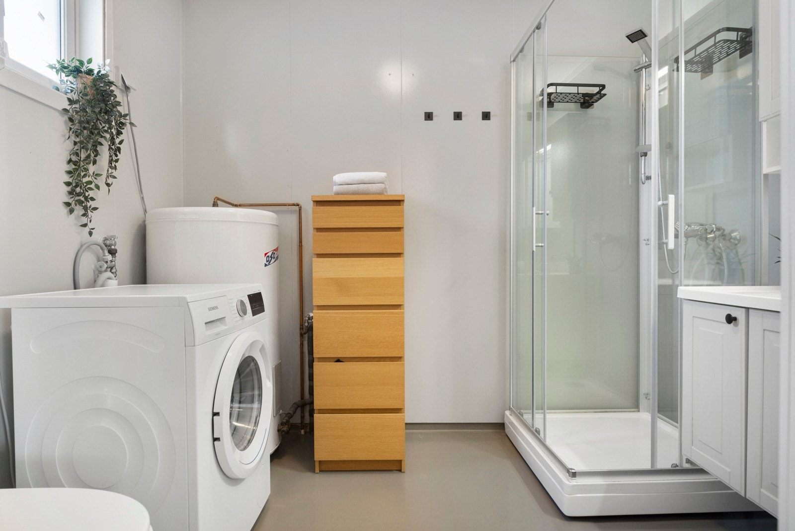 Bad med opplegg for vaskemaskin og evt tørketrommel. Galleribilde