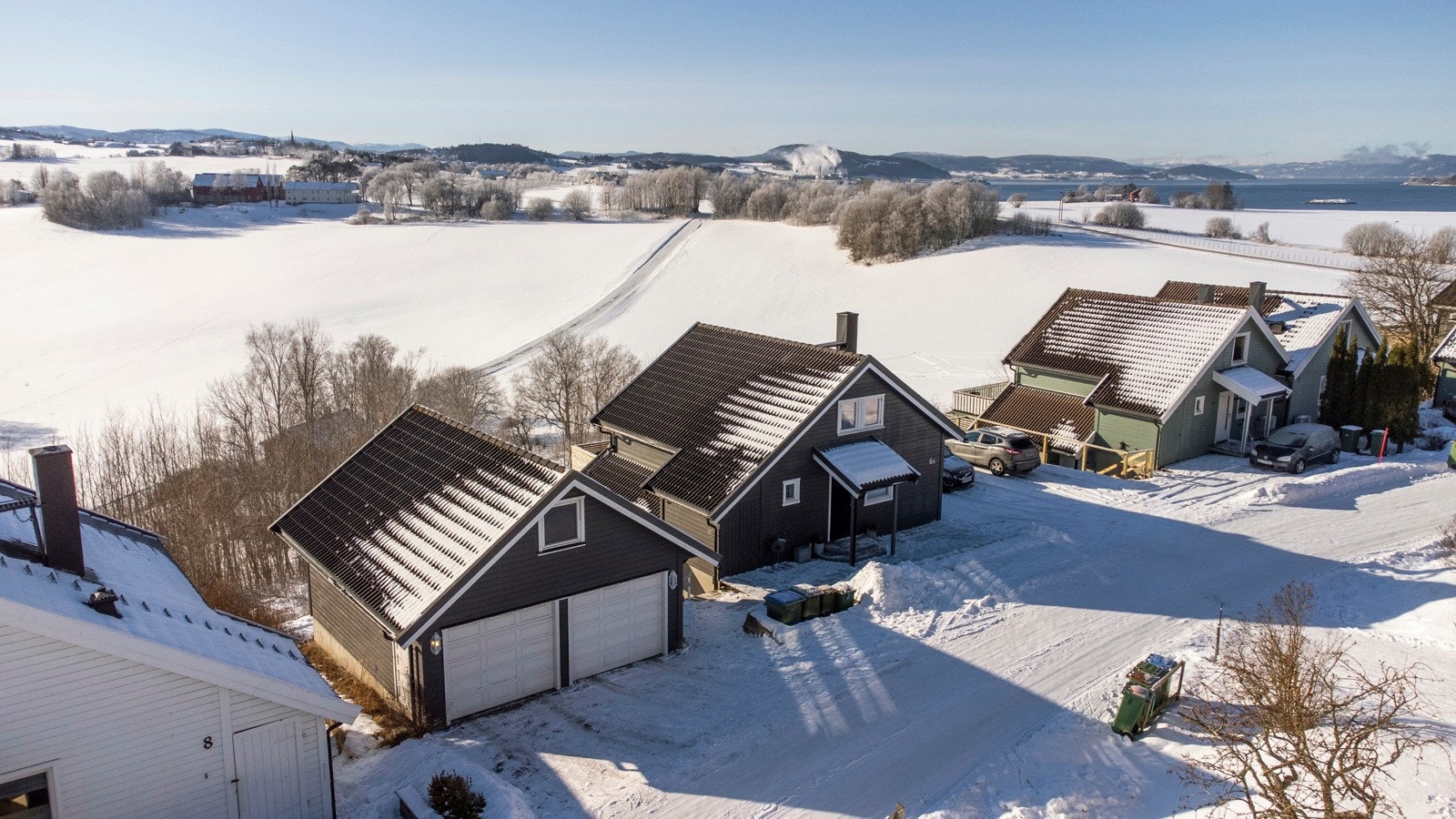 Leiligheten ligger fint til og har enkel adkomst fra bakkeplan. Galleribilde