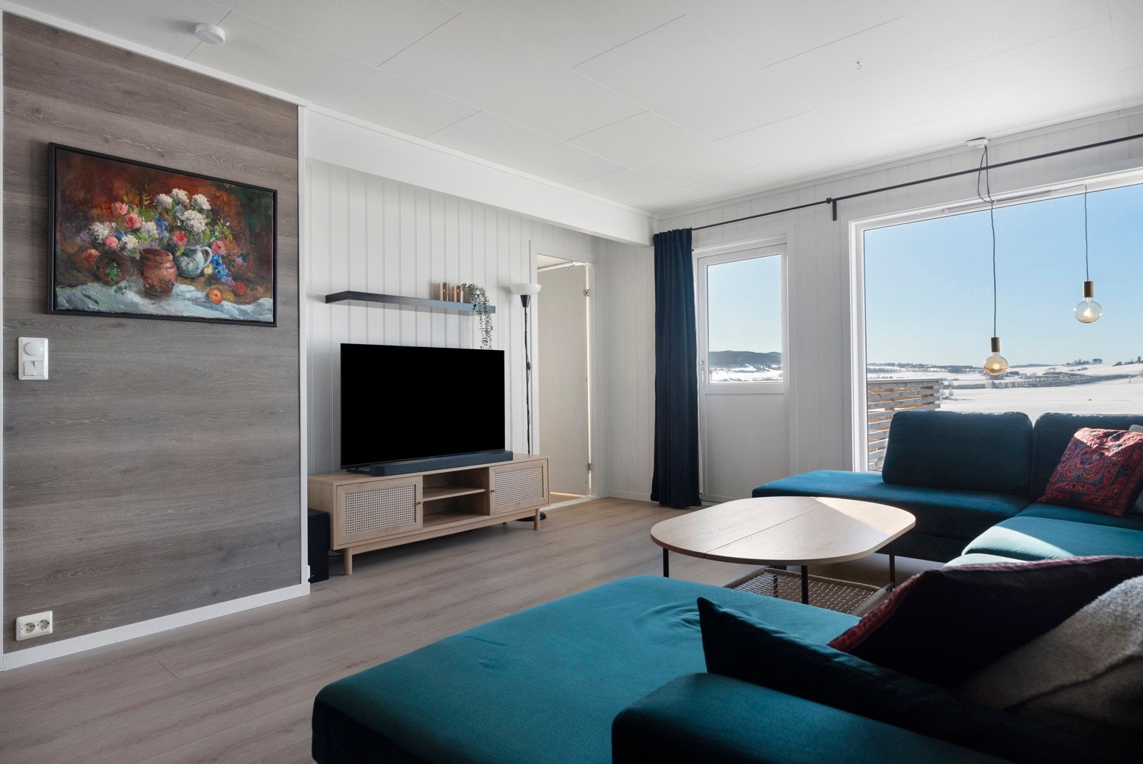 Stue med god plass for stor sittegruppe. Galleribilde