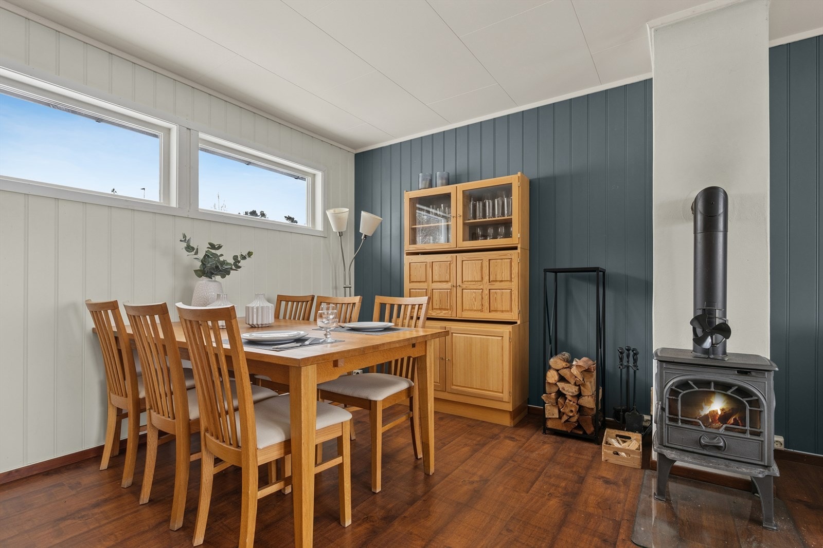 Her kan du invitere både familie og venner over til et hyggelig måltid. Varmepumpe og vedovn sørger for at det er varmt og godt selv på kalde vinterdager. Galleribilde