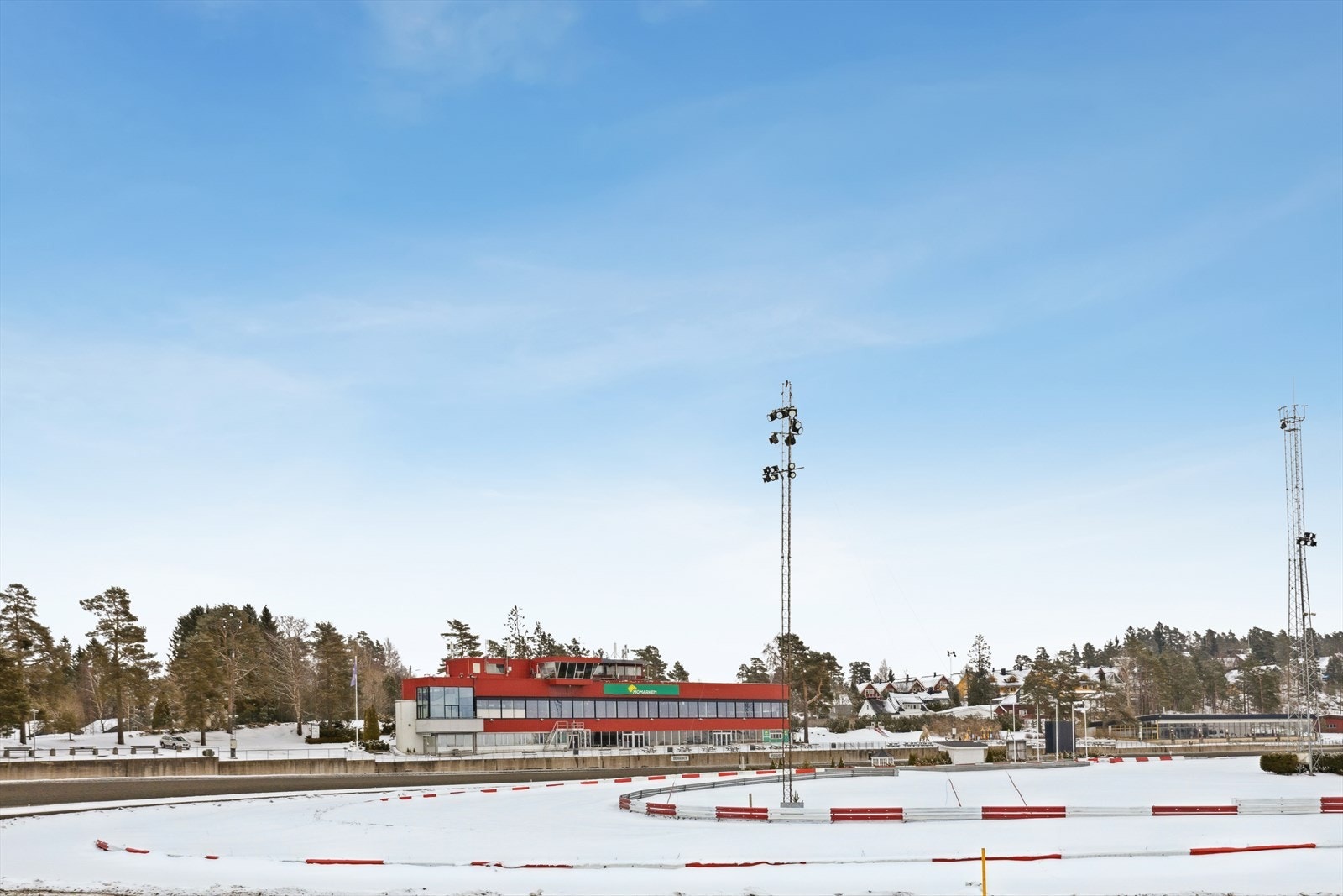 På Momarken arrangeres både travløp og bilcross. Galleribilde