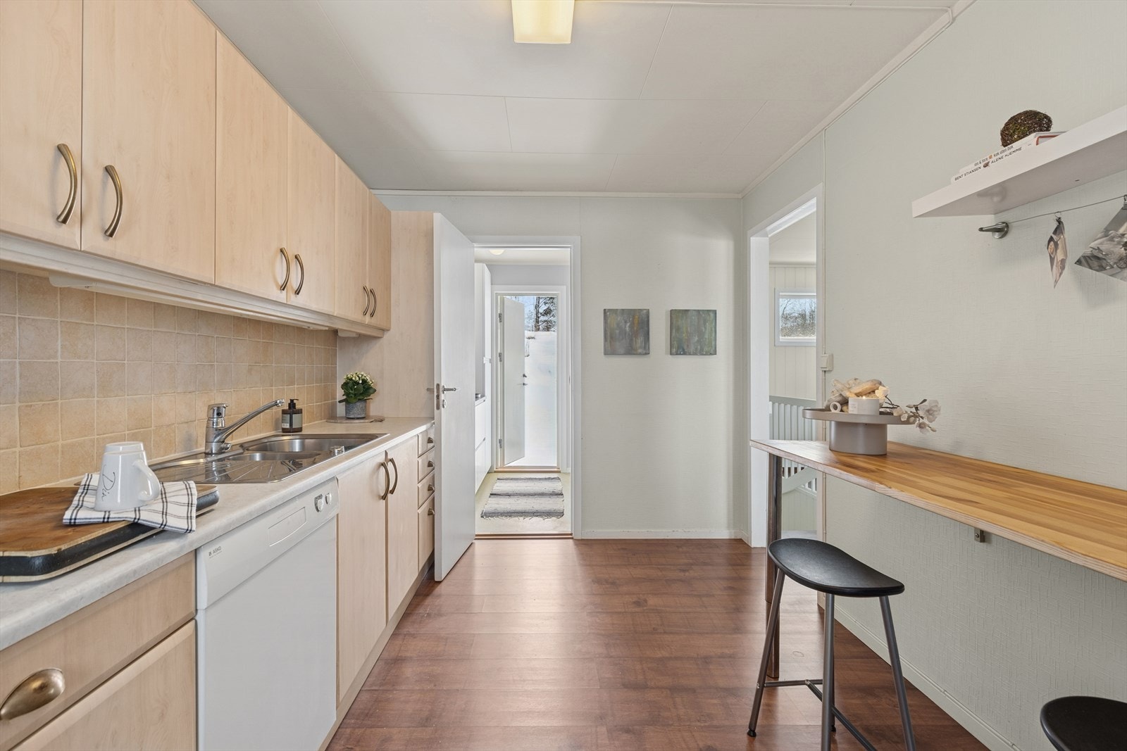 Kjøkkenet har godt med skap- og benkeplass og hvitevarer som komfyr, ventilator, oppvaskmaskin og kjøl/frys følger boligen ved overtagelse. Galleribilde