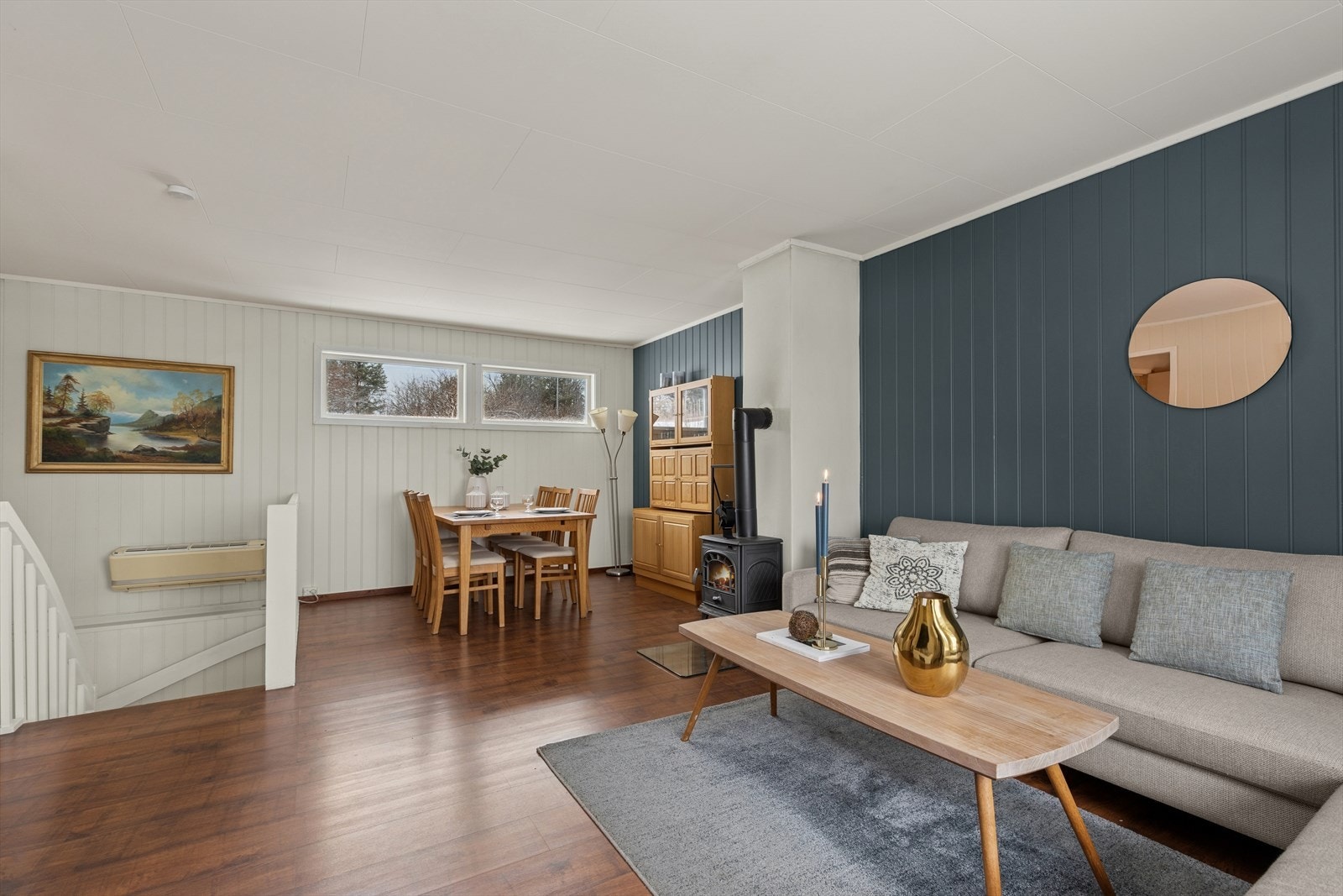 Romslig stue med god plass til både sofagruppe og spisebord. Galleribilde