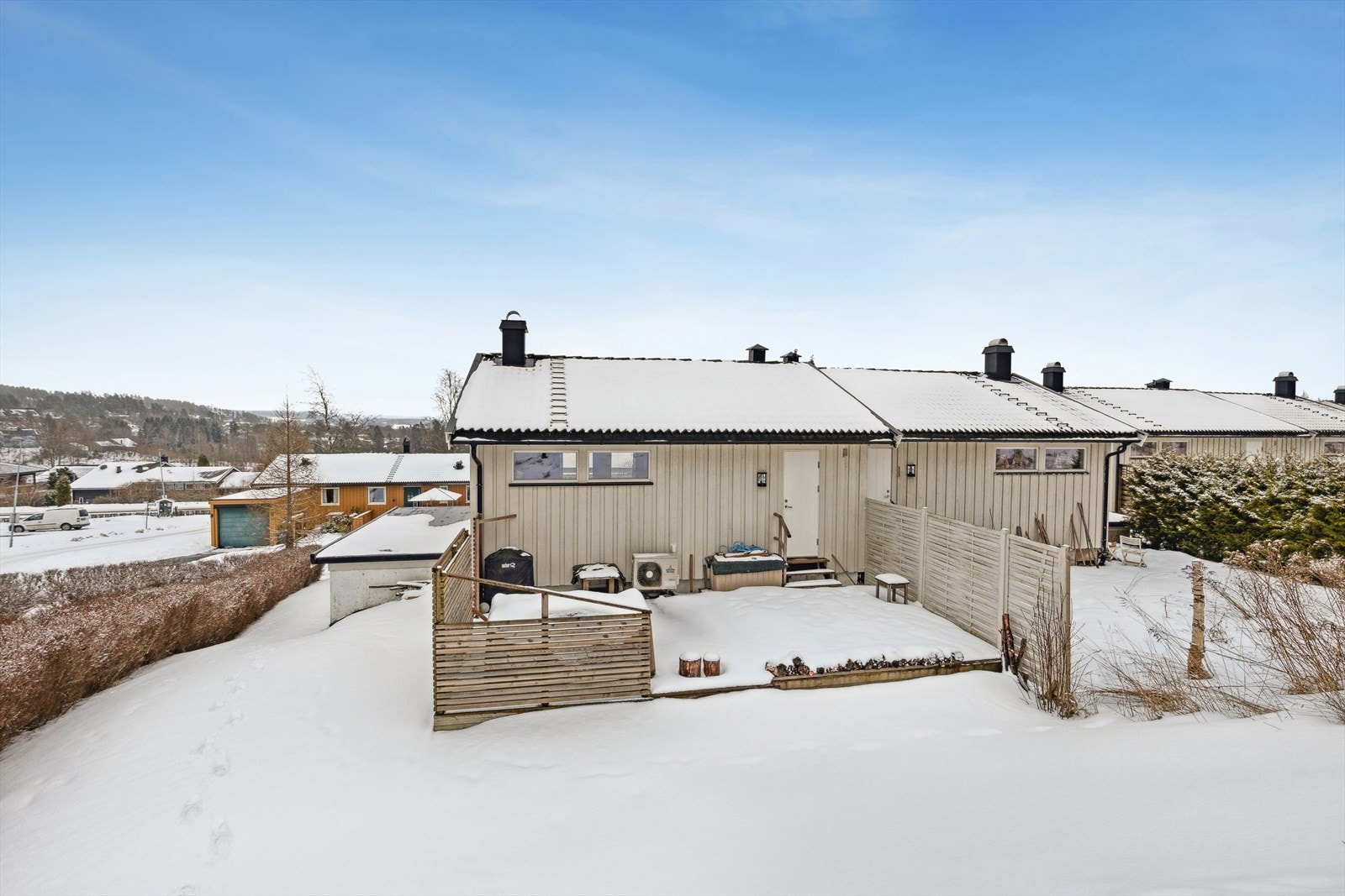 På terrassen (28,4 m²) kan man nyte litt tid eller et bedre måltid i skyggen og i hagen kan barna eller de firbente familievennene kose seg. Galleribilde