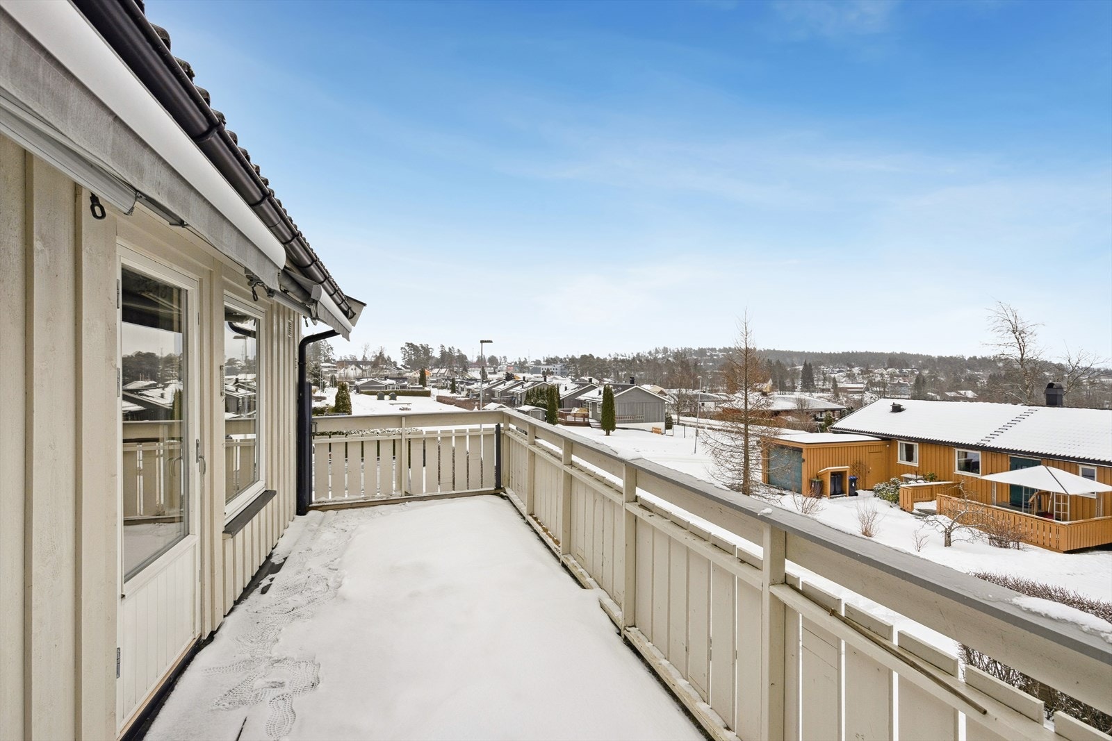 Sydvestvendt balkong på 16,2 m² hvor man kan nyte ettermiddagssolen med en kald øl eller en varm kaffe. Galleribilde