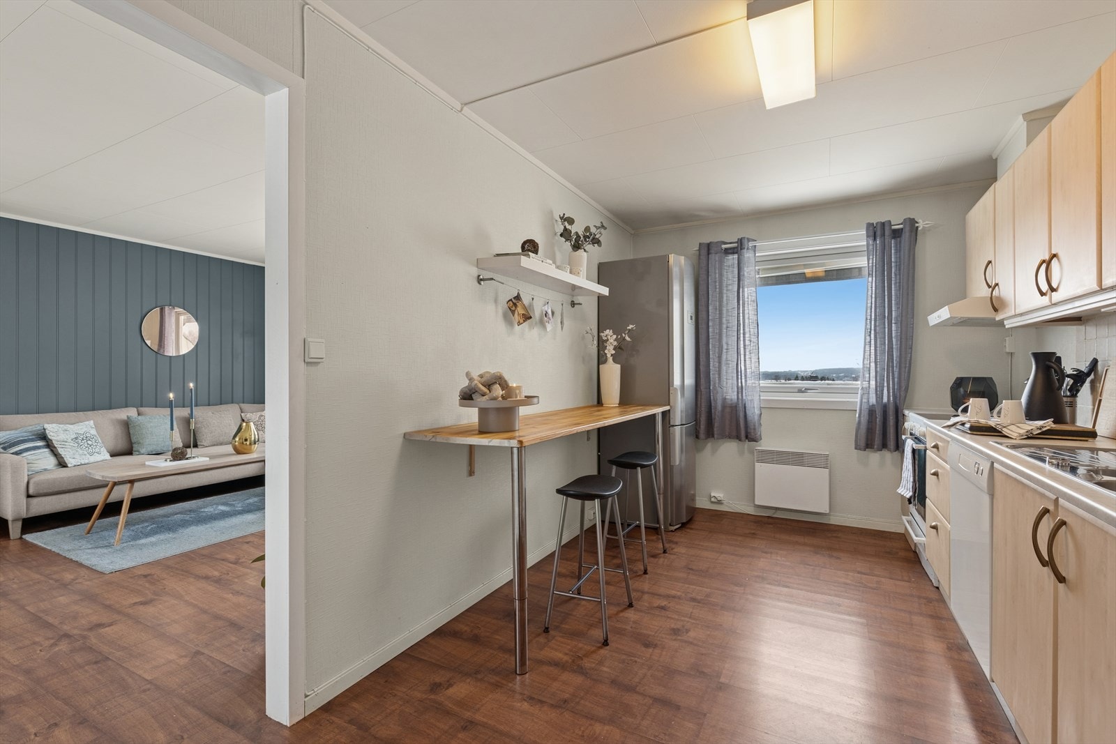 Koselig kjøkken med mulighet for å ta ned veggen og lage åpen kjøkkenløsning. Galleribilde