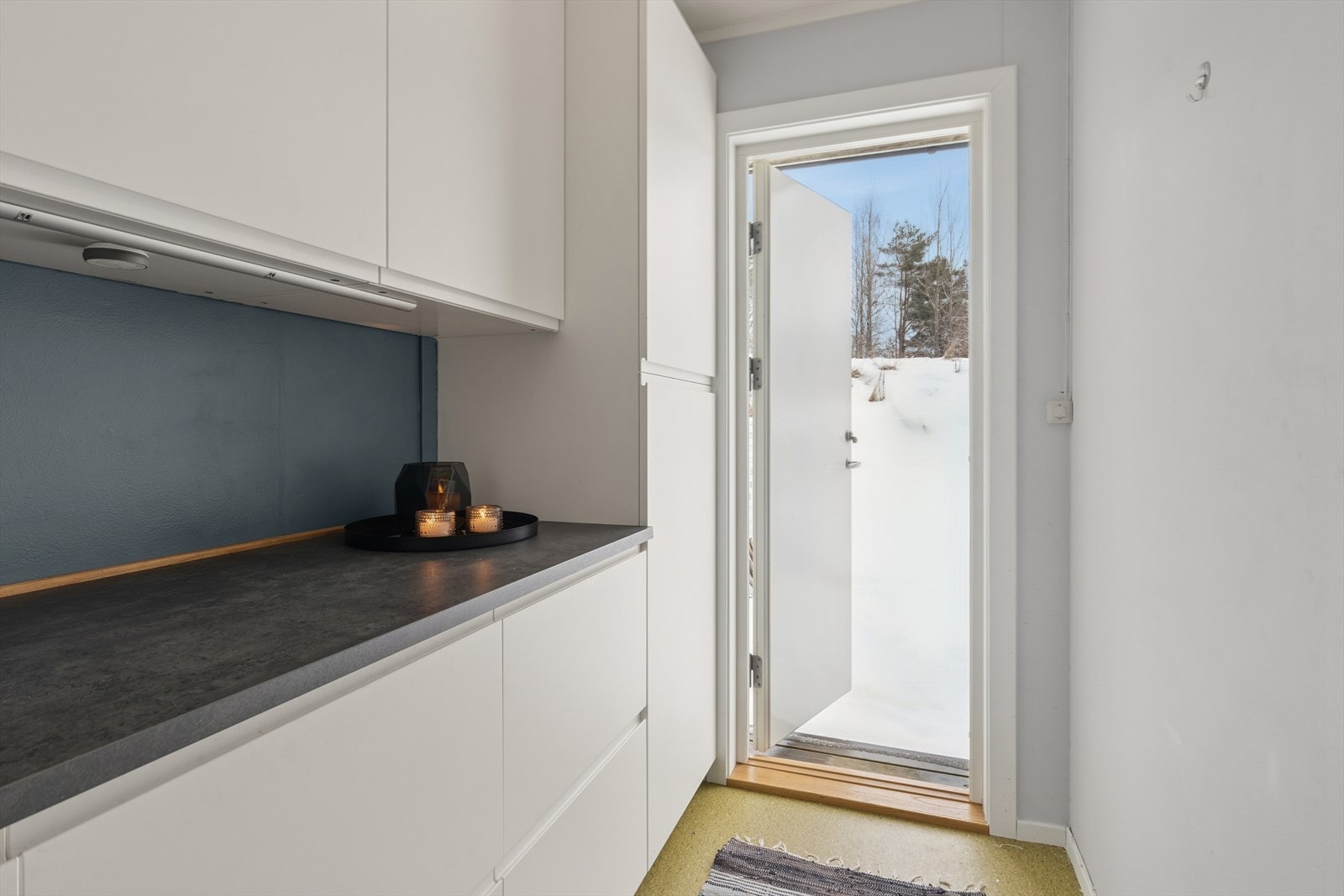 Grovkjøkken med godt med skap- og benkeplass samt utgang til terrasse og hage. Galleribilde