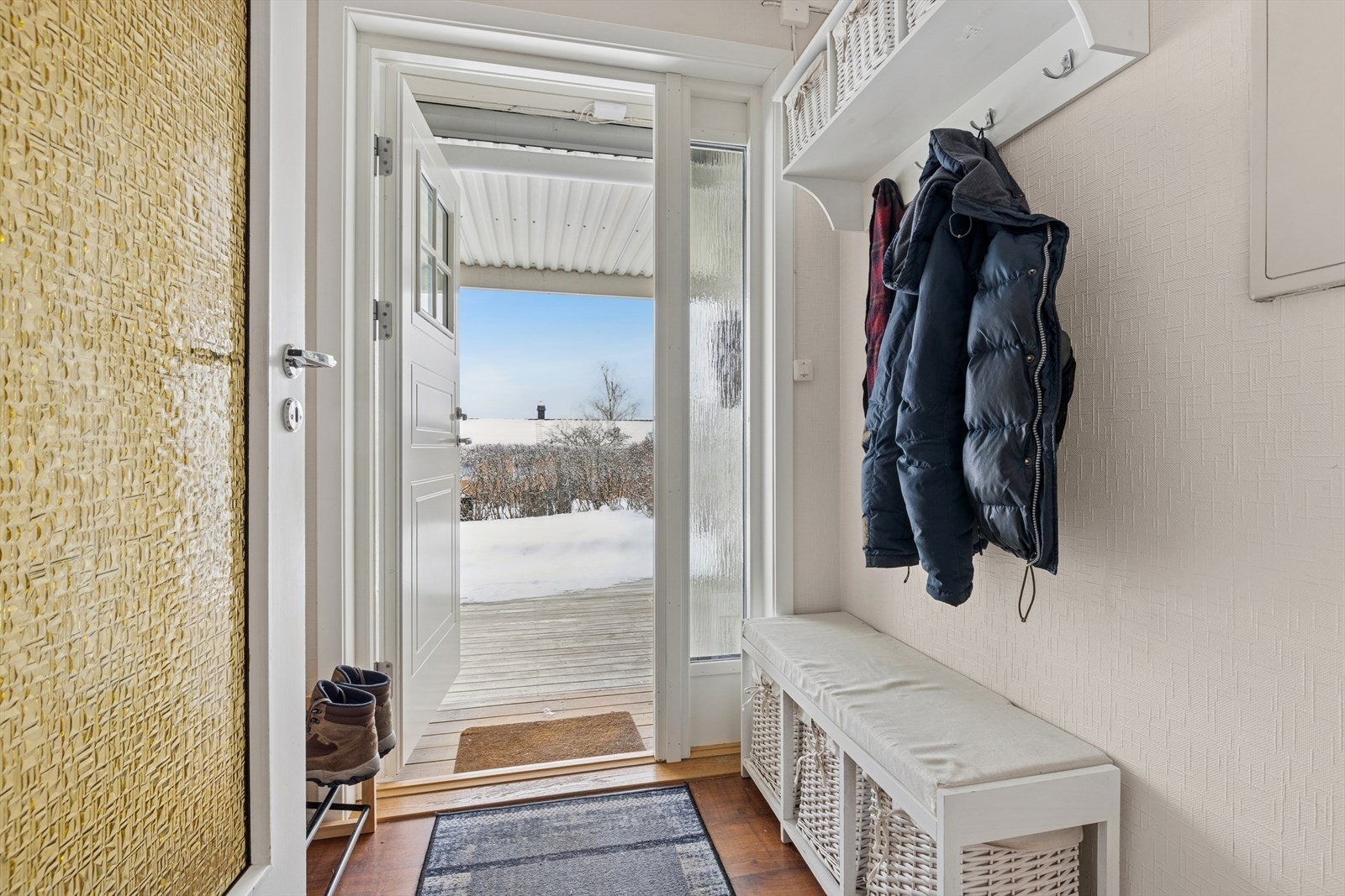 I entréen er det plass til sko og yttertøy. Her er også sikringsskapet til boligen. Galleribilde