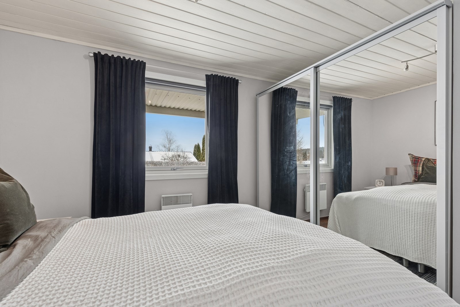 Her er det en stor skyvedørsgarderobe med plass til masse klær. Galleribilde