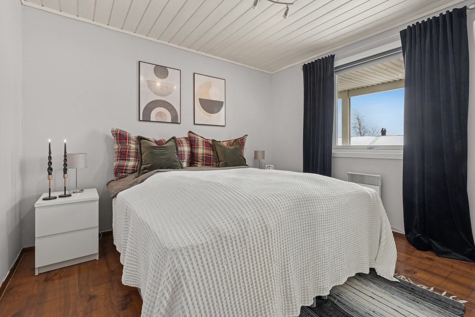 Soverommet er romslig og med god plass til seng og oppbevaring. Galleribilde