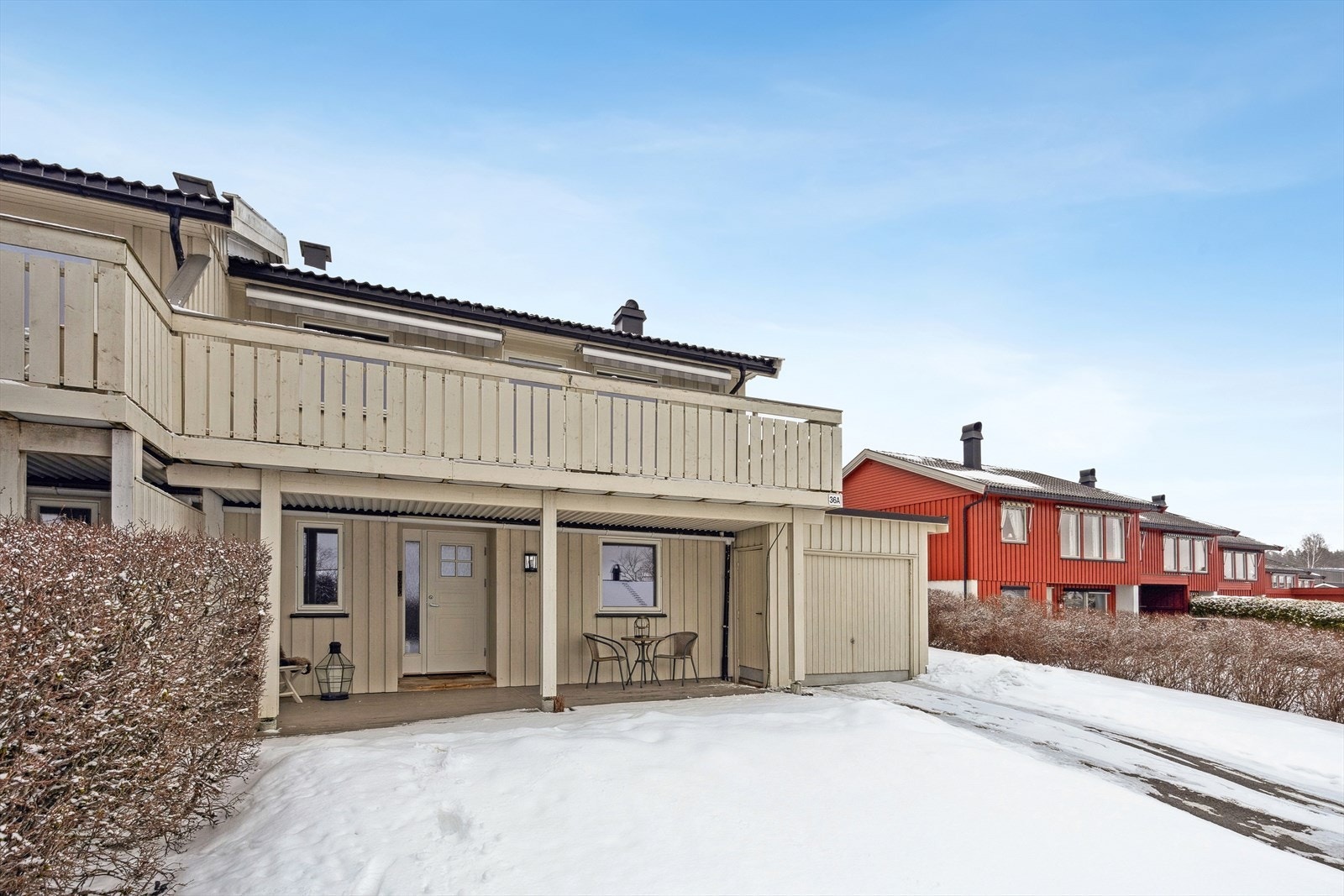 En fin og sjarmerende halvpart av vertikaldelt tomannsbolig med garasje, hage og solrike uteplasser. Galleribilde