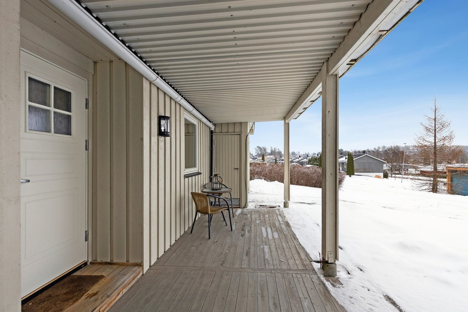 Takoverbygd inngangsparti hvor man kan gå tørrskodd inn i garasjen. Galleribilde