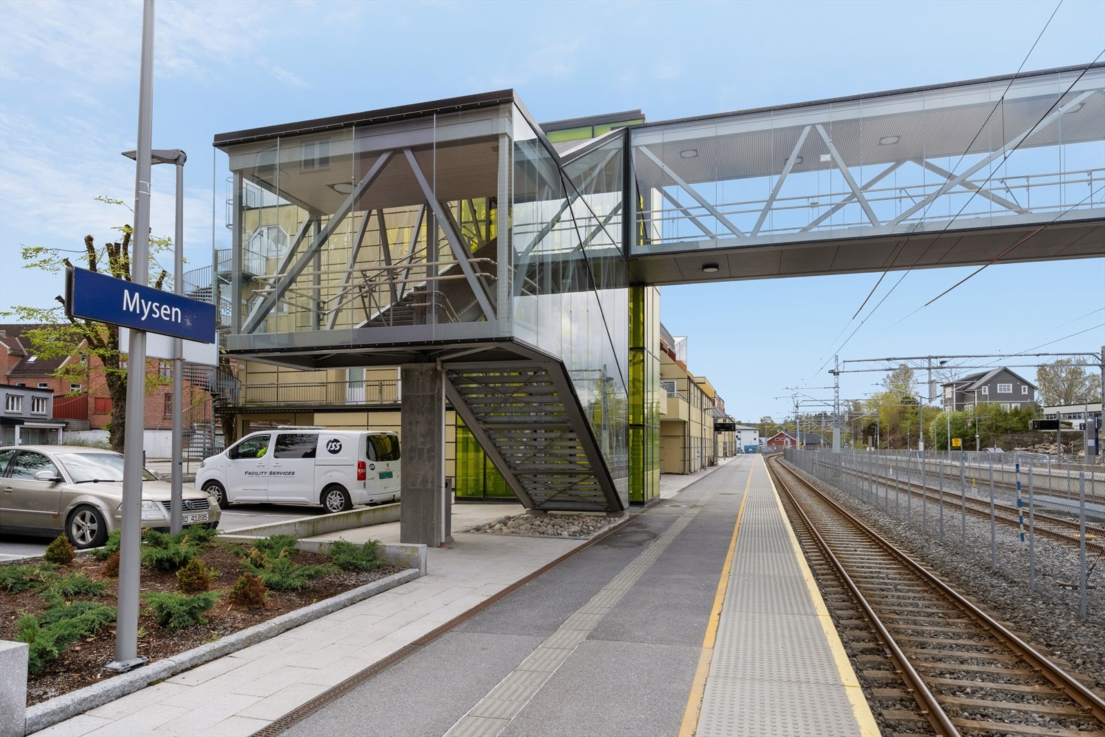 Det er ca. 2,5 km til Mysen stasjon med hyppige avganger mot Oslo. Toget bruker ca. 55 minutter til Oslo. Galleribilde