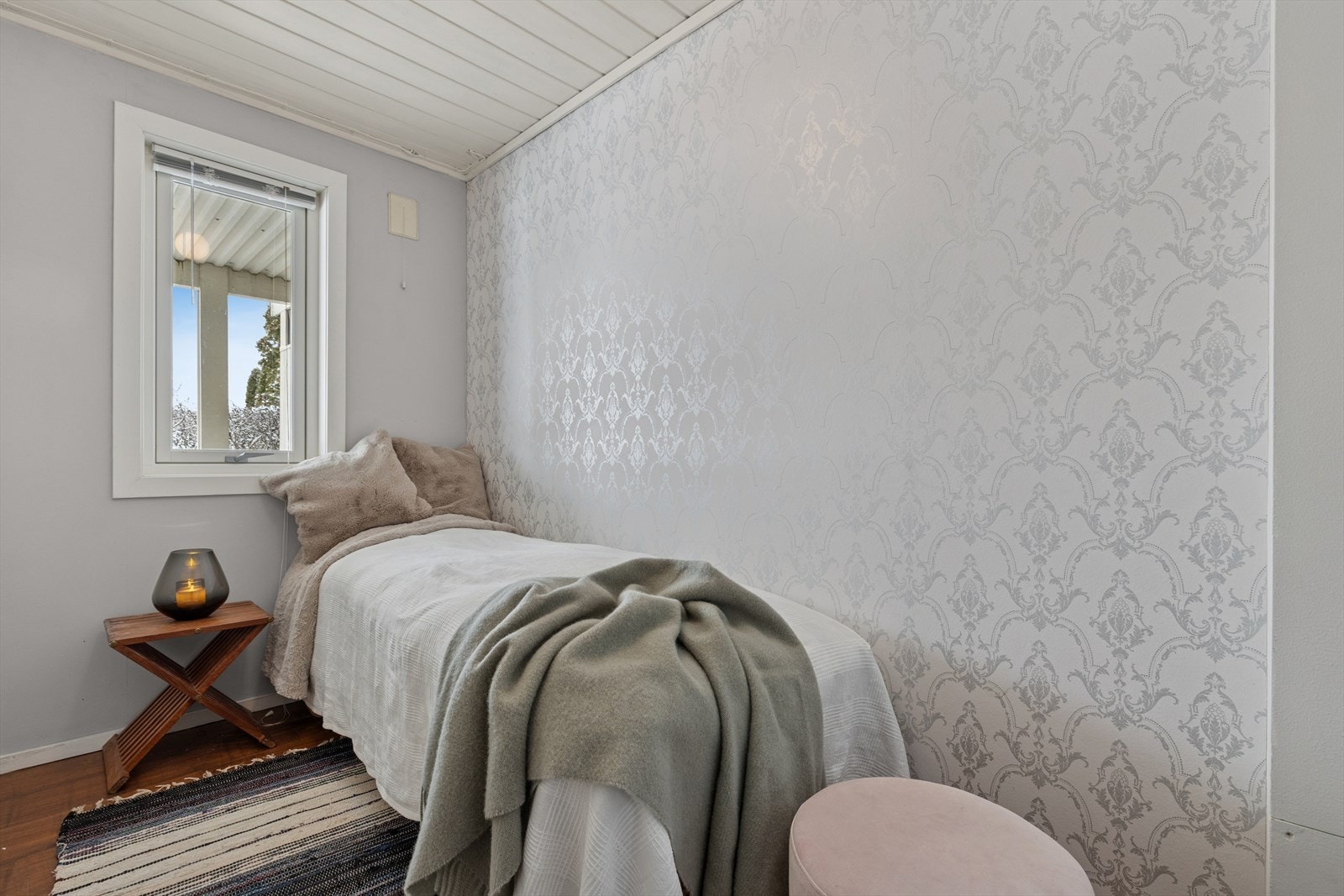 Disponibelt rom / Garderobe. Dette rommet benyttes i dag som soverom, men rømningsvei (vindu) og rommets størrelse er for lite til å lovlig kalles et soverom. Galleribilde