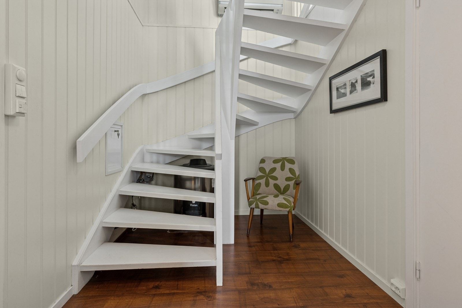 Trapperom - Her kan man utnytte plassen under trappa slik det har gjort her ved å plassere varmtvannsbereder der. Galleribilde