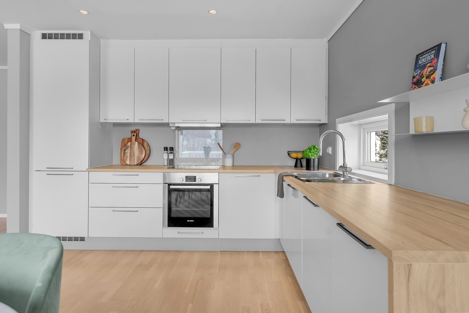 Integrert stekeovn, platetopp, oppvaskmaskin og kjøleskap/frys medfølger i handelen. Galleribilde