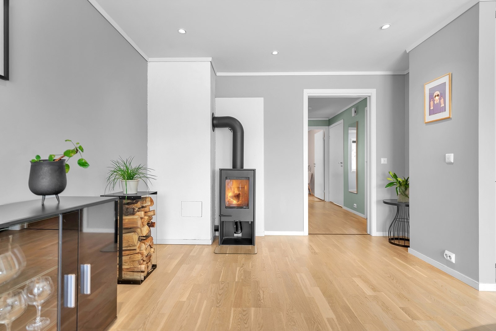 Det er satt inn vedovn, som bidrar til hyggelig stemning. Galleribilde