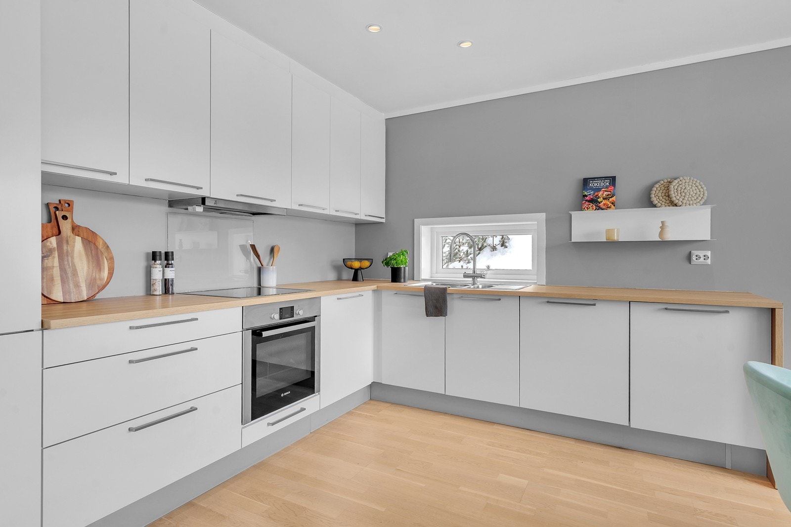 God skap- og benkeplass. Galleribilde