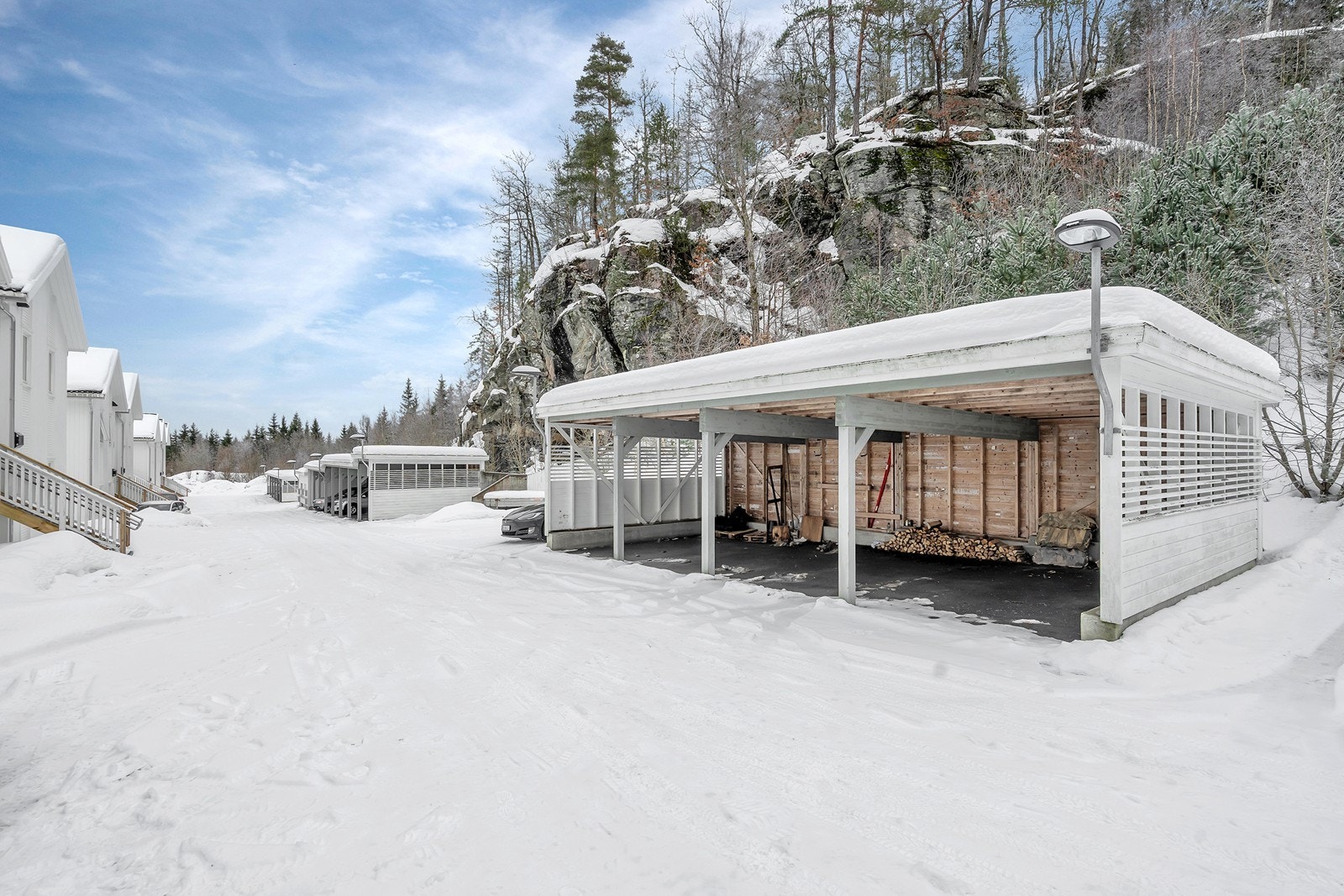 Carport og utvendig bod ved inngangspartiet. Galleribilde