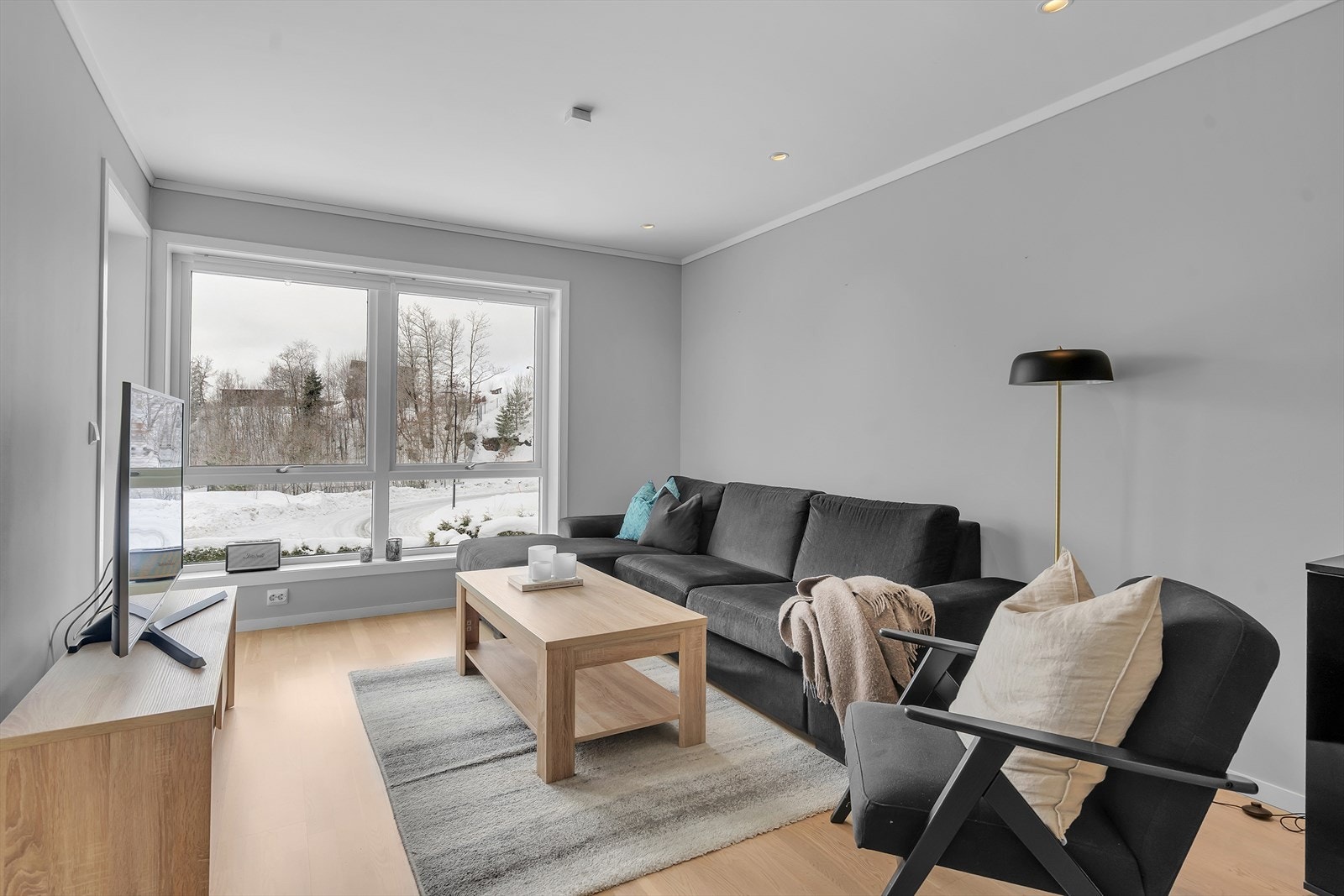 Flere vinduer som gir mye naturlig lys Galleribilde