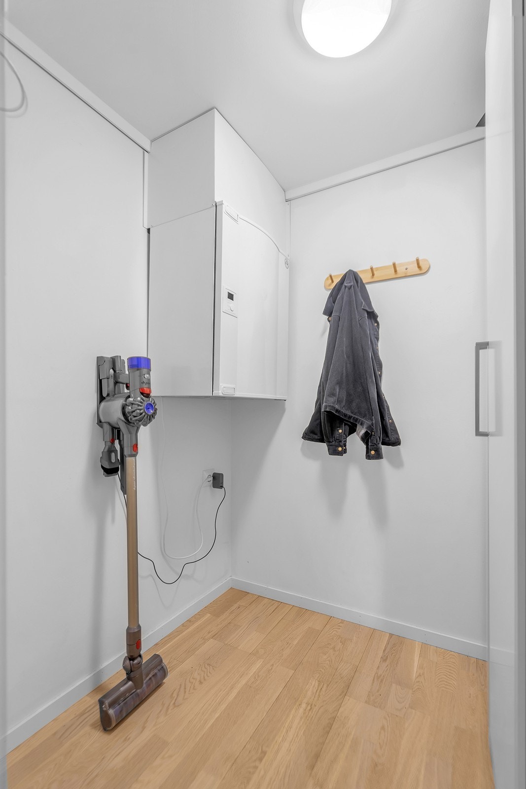 Praktisk bod/teknisk rom med gode lagringsmuligheter. Galleribilde