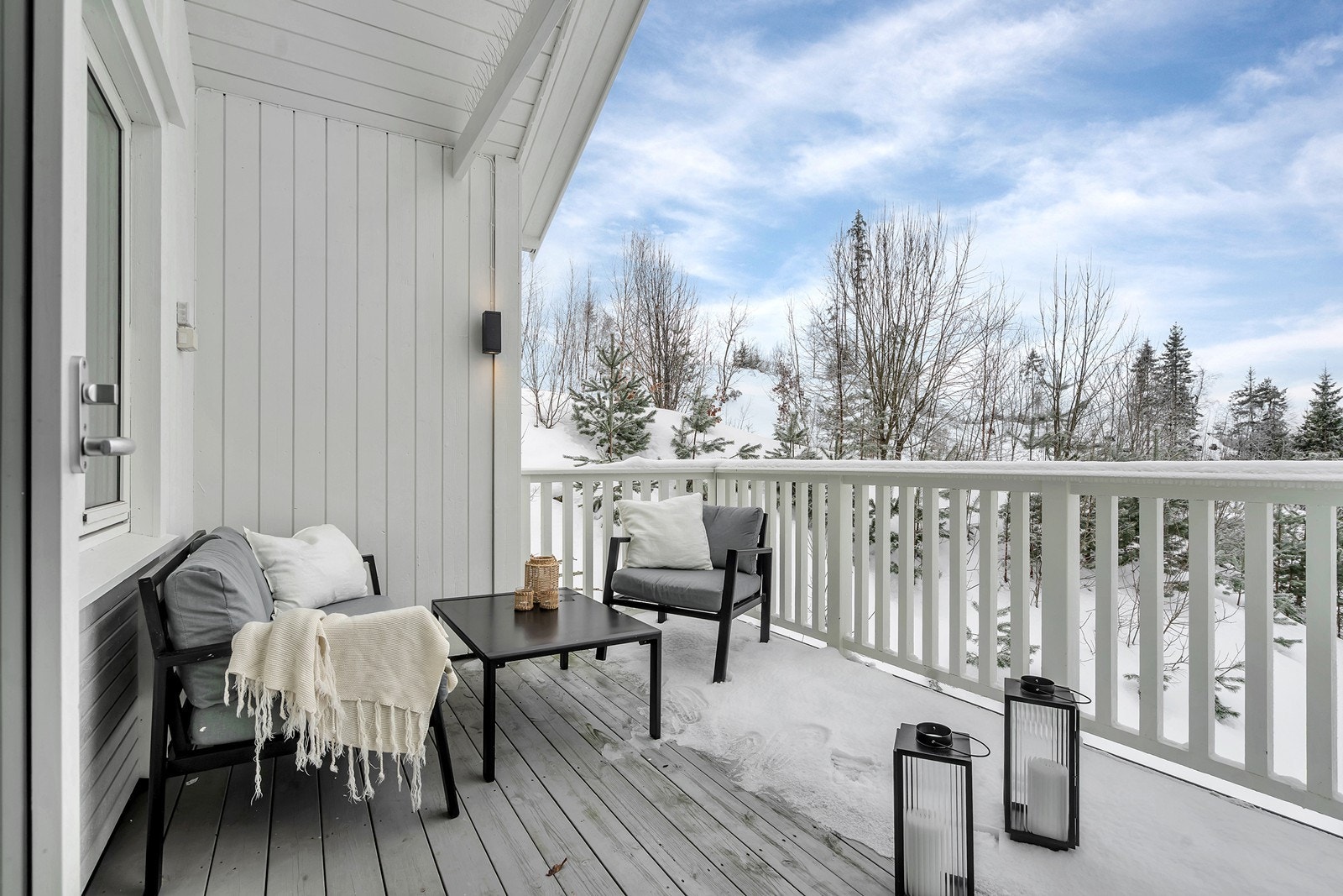 Delvis overbygd balkong med gode solforhold. Galleribilde