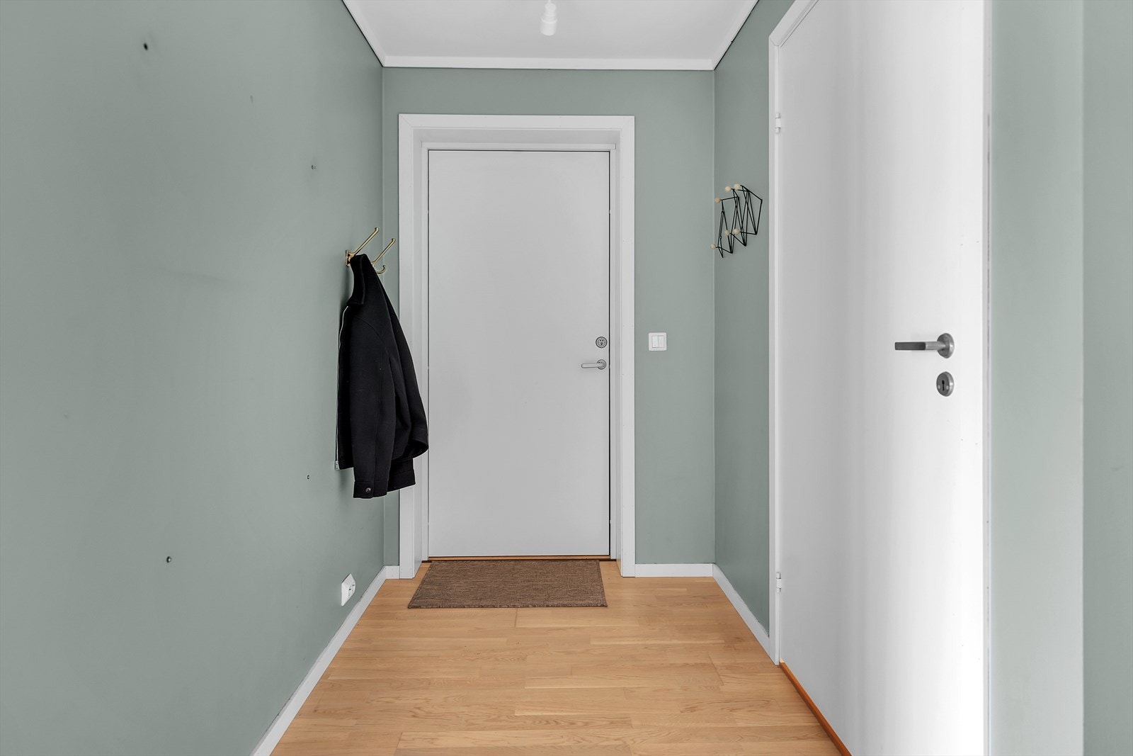 Velkommen inn! Innbydende entré/gang med god plass til å henge fra seg yttertøy og sko. Galleribilde